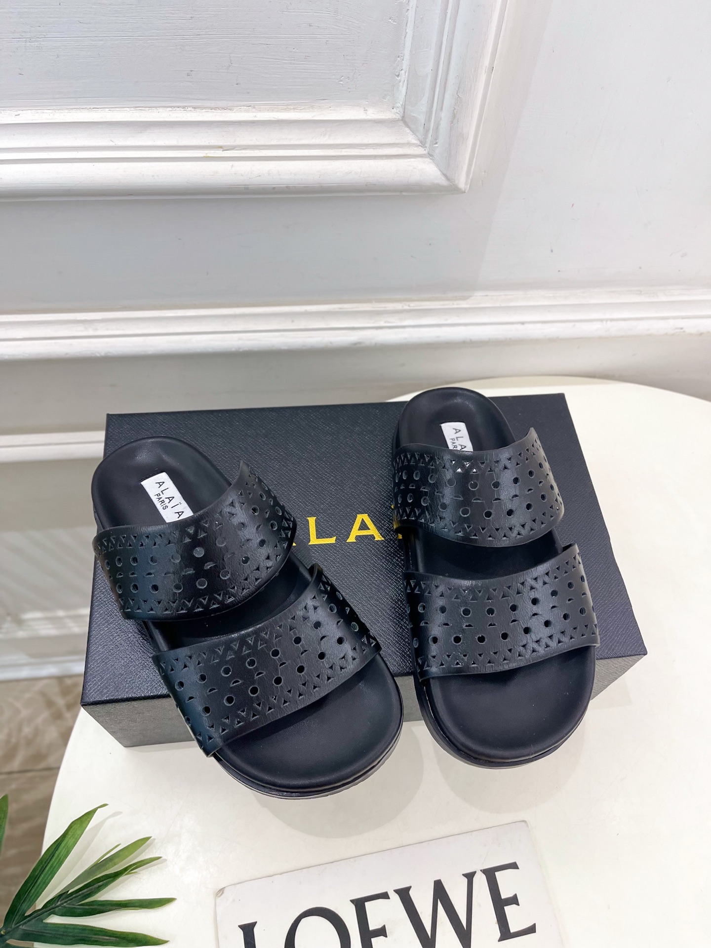 ALAÏA 阿莱亚25SS春夏新品 镂空休闲平底鞋
—————————
Alaïa作为这两年最受欢迎的鬼