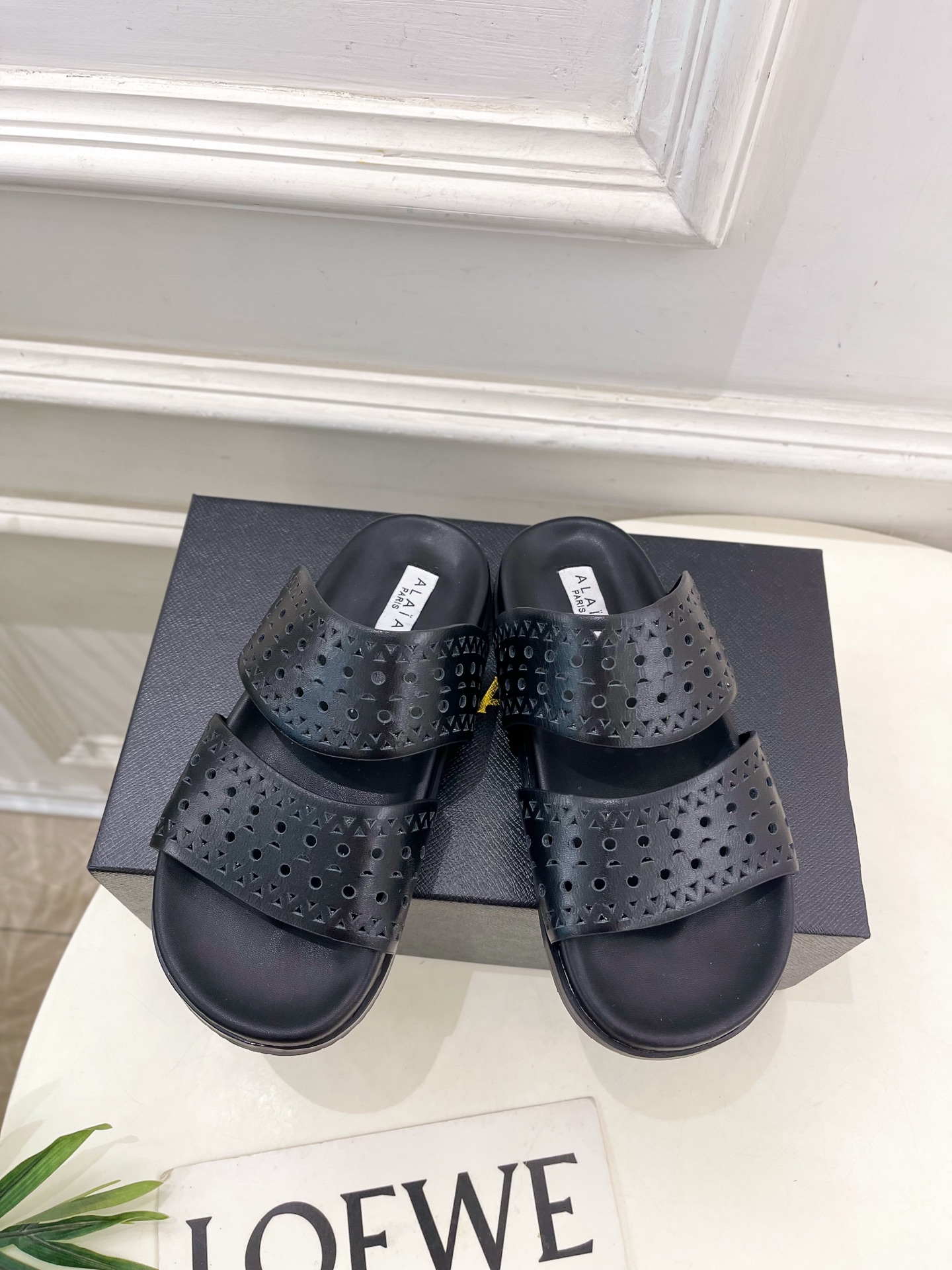 ALAÏA 阿莱亚25SS春夏新品 镂空休闲平底鞋
—————————
Alaïa作为这两年最受欢迎的鬼