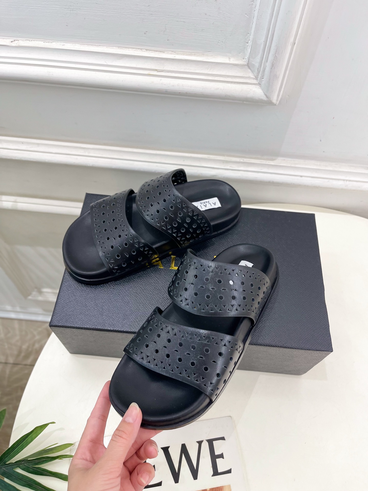 ALAÏA 阿莱亚25SS春夏新品 镂空休闲平底鞋
—————————
Alaïa作为这两年最受欢迎的鬼