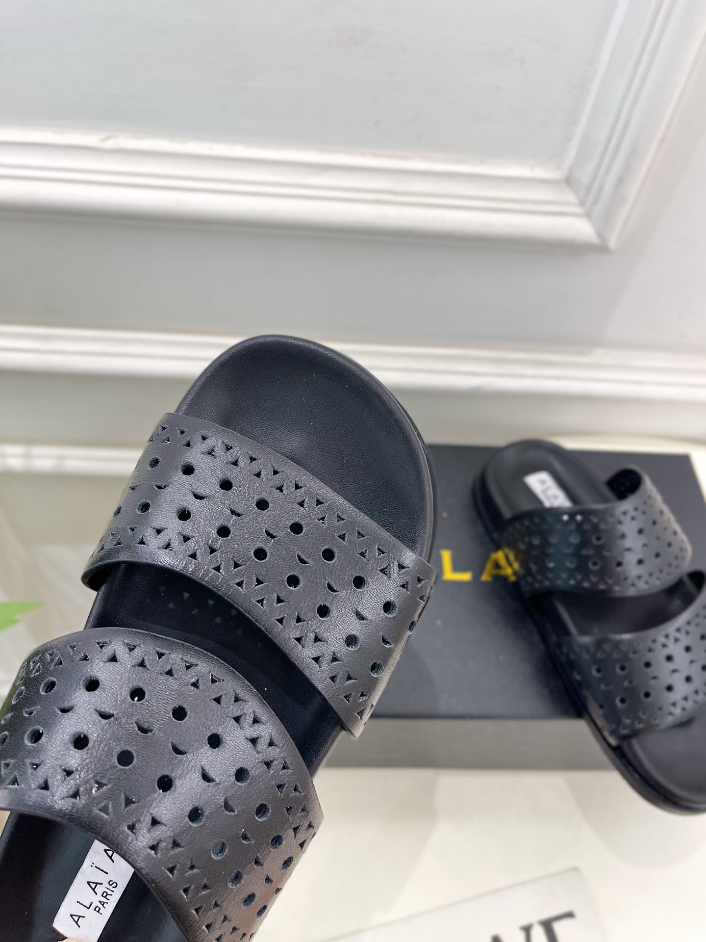 ALAÏA 阿莱亚25SS春夏新品 镂空休闲平底鞋
—————————
Alaïa作为这两年最受欢迎的鬼