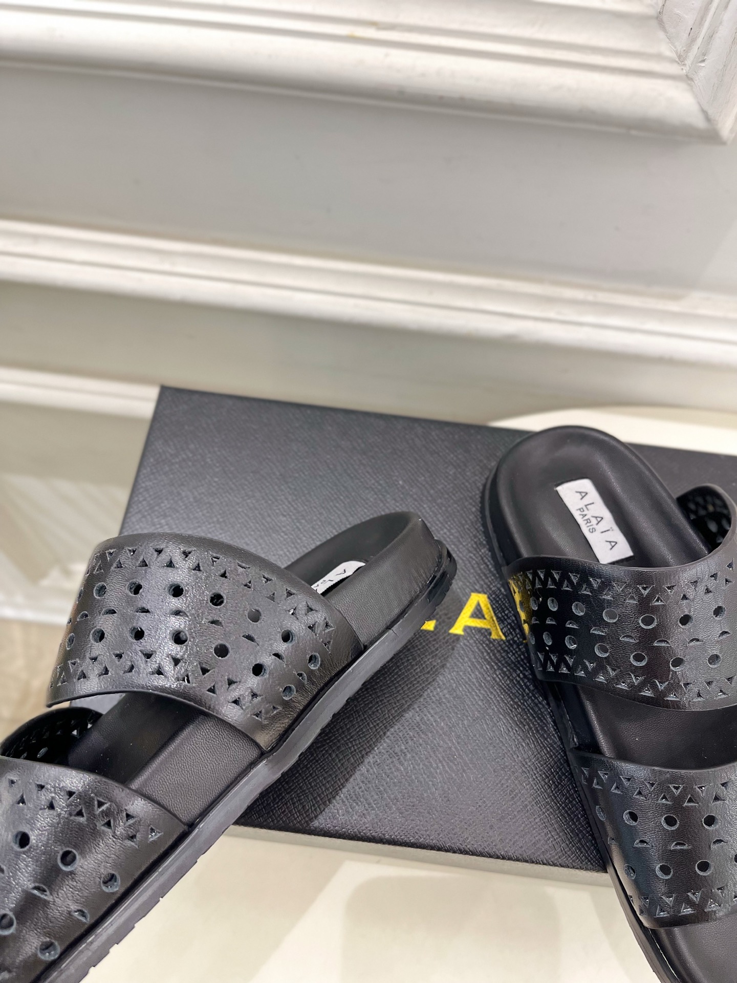 ALAÏA 阿莱亚25SS春夏新品 镂空休闲平底鞋
—————————
Alaïa作为这两年最受欢迎的鬼