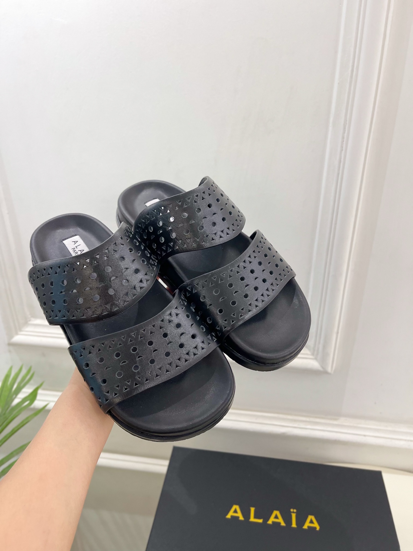 ALAÏA 阿莱亚25SS春夏新品 镂空休闲平底鞋
—————————
Alaïa作为这两年最受欢迎的鬼