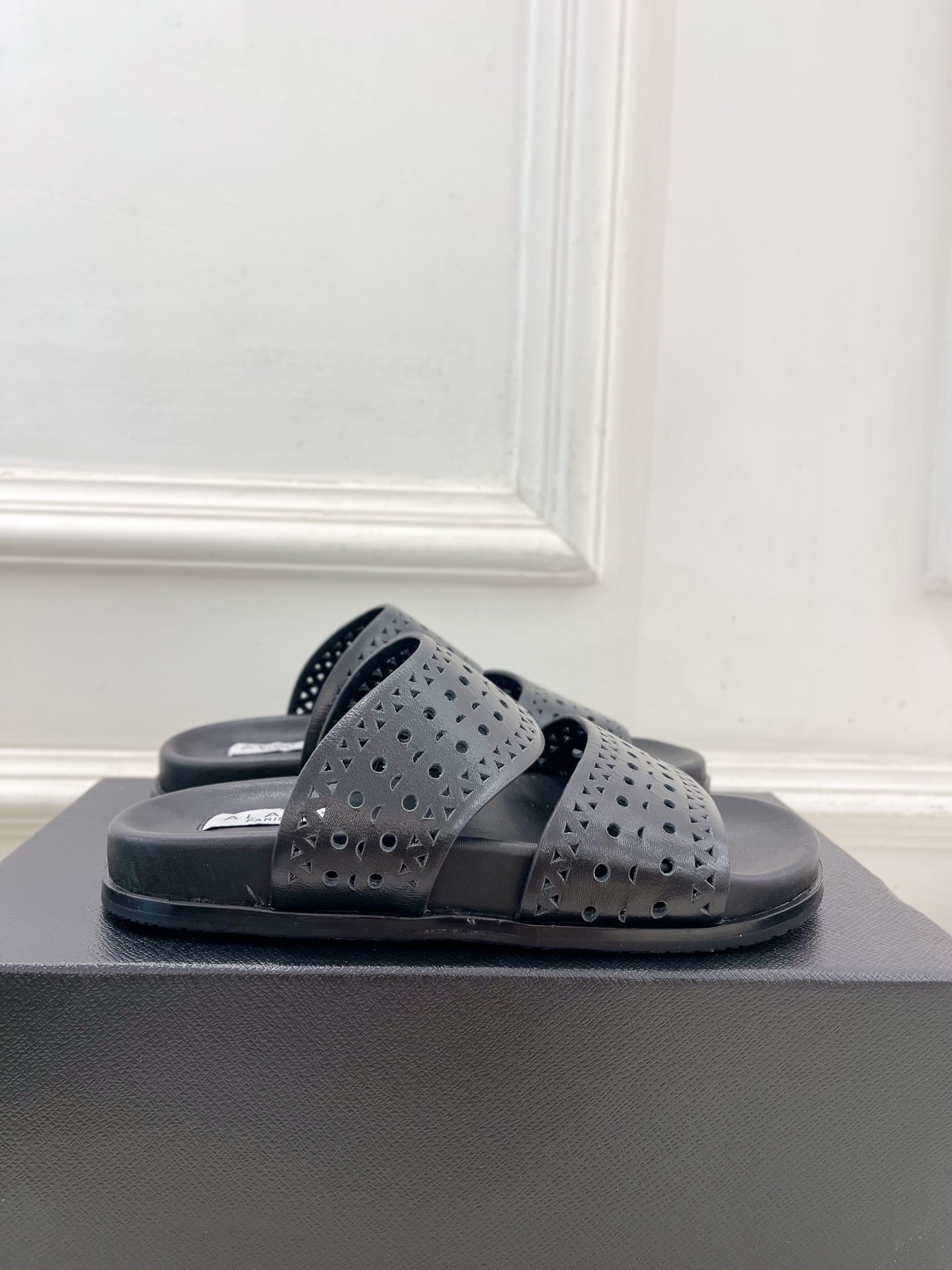 ALAÏA 阿莱亚25SS春夏新品 镂空休闲平底鞋
—————————
Alaïa作为这两年最受欢迎的鬼