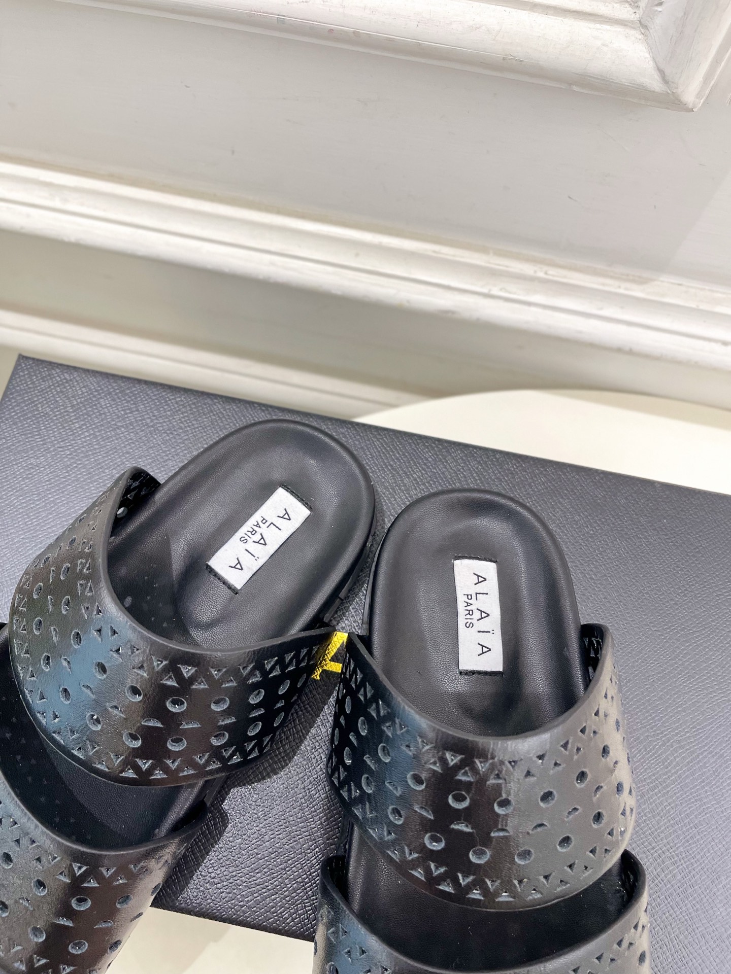 ALAÏA 阿莱亚25SS春夏新品 镂空休闲平底鞋
—————————
Alaïa作为这两年最受欢迎的鬼