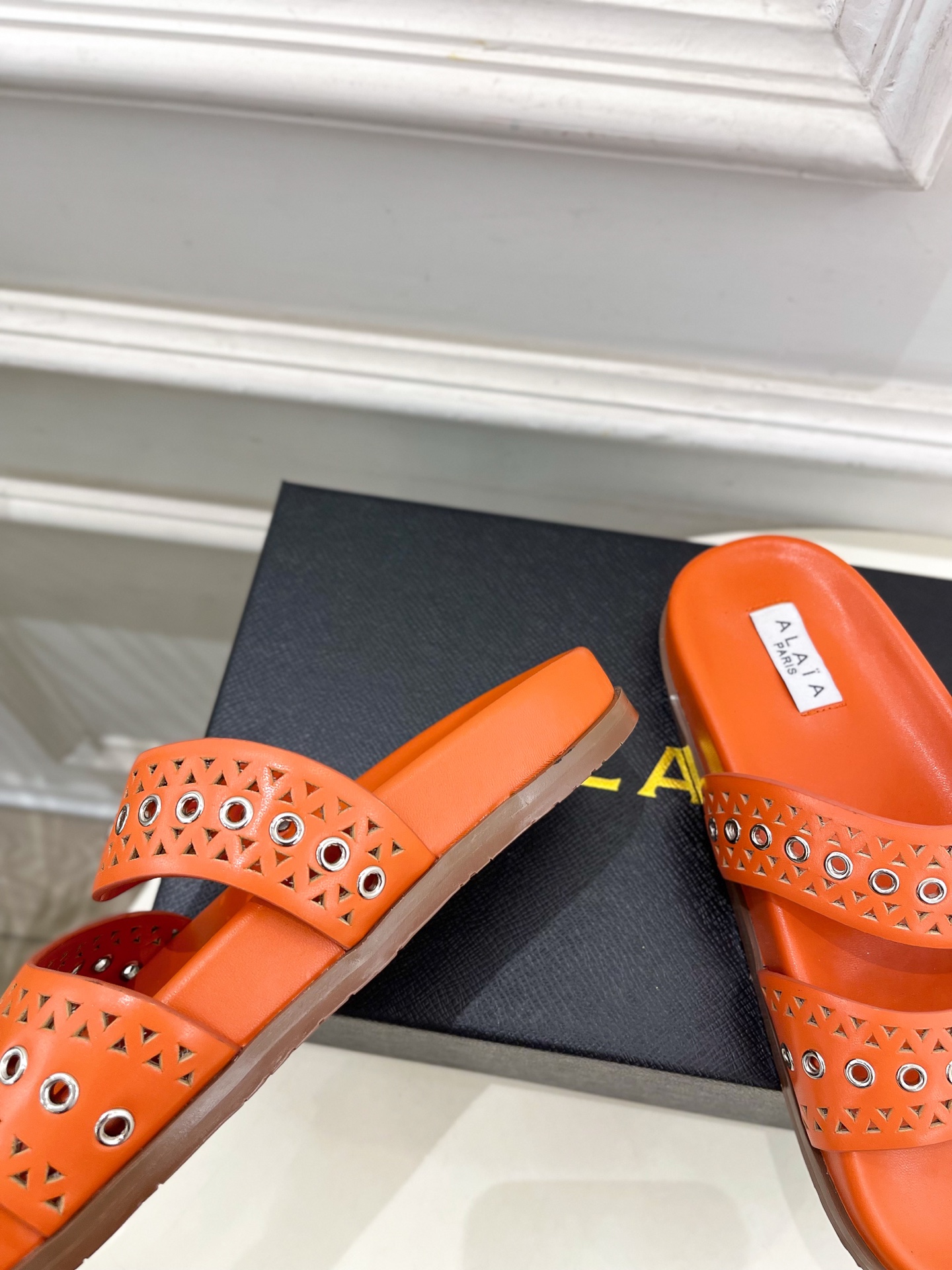 ALAÏA 阿莱亚25SS春夏新品 镂空鸡眼休闲平底鞋
—————————
Alaïa作为这两年最受欢迎