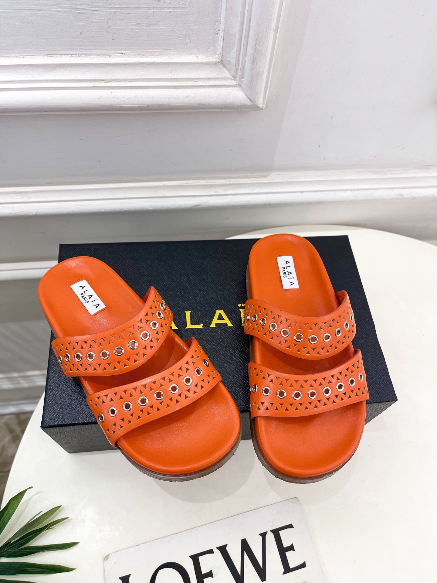 ALAÏA 阿莱亚25SS春夏新品 镂空鸡眼休闲平底鞋
—————————
Alaïa作为这两年最受欢迎