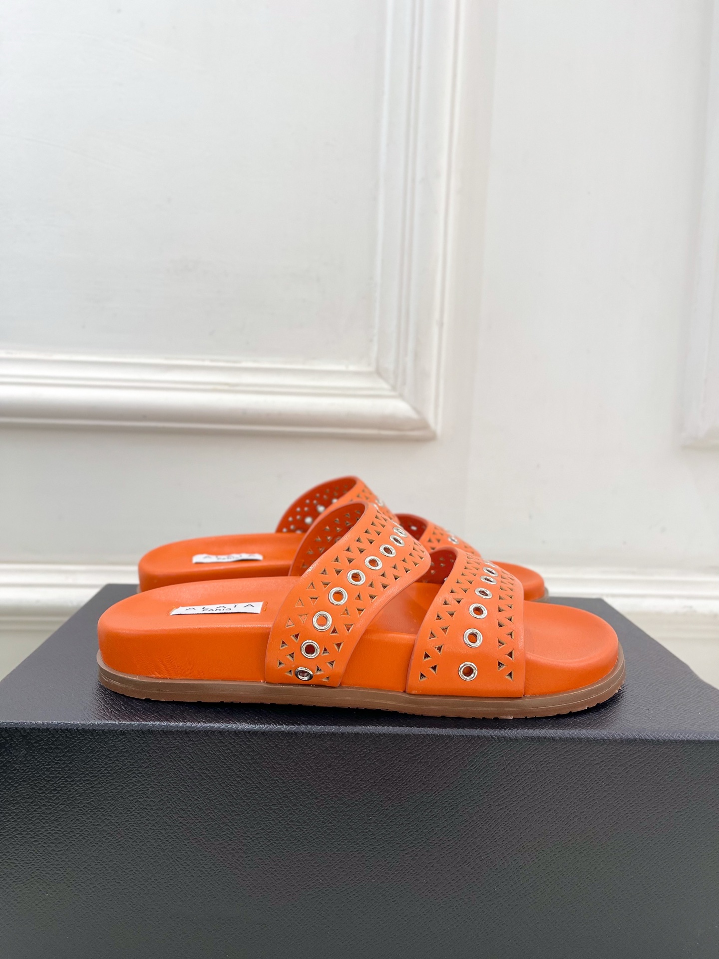 ALAÏA 阿莱亚25SS春夏新品 镂空鸡眼休闲平底鞋
—————————
Alaïa作为这两年最受欢迎