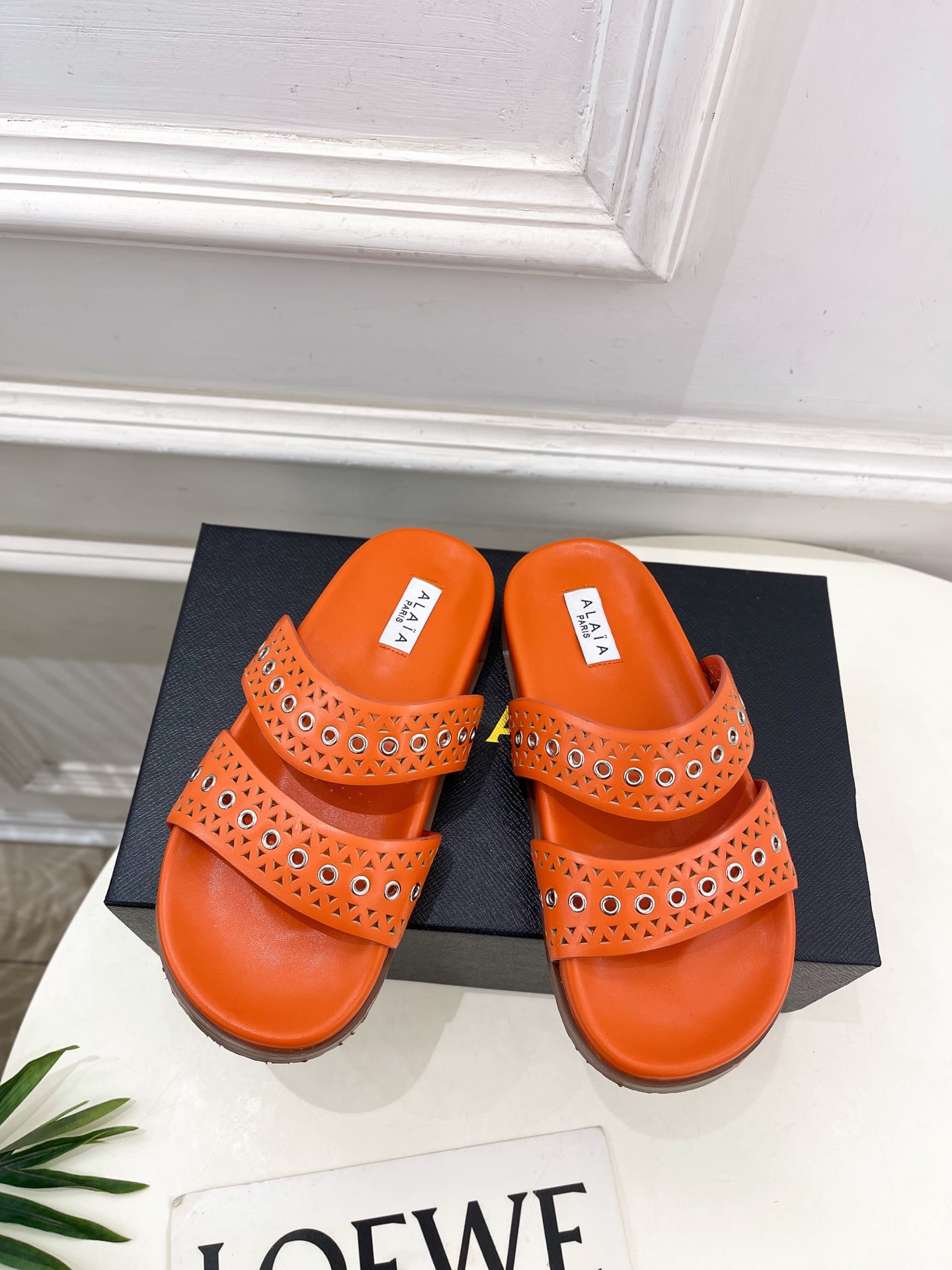 ALAÏA 阿莱亚25SS春夏新品 镂空鸡眼休闲平底鞋
—————————
Alaïa作为这两年最受欢迎