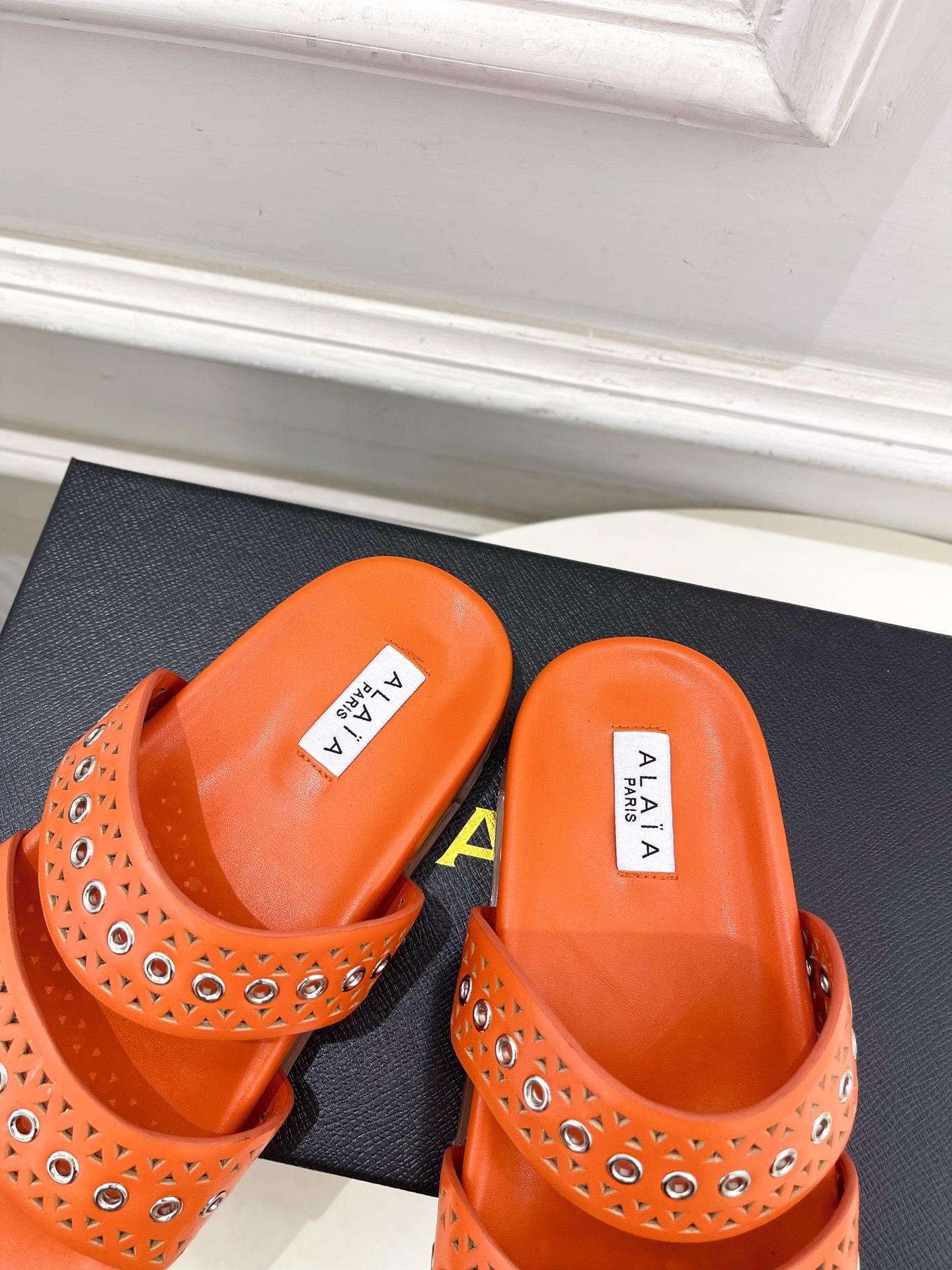 ALAÏA 阿莱亚25SS春夏新品 镂空鸡眼休闲平底鞋
—————————
Alaïa作为这两年最受欢迎