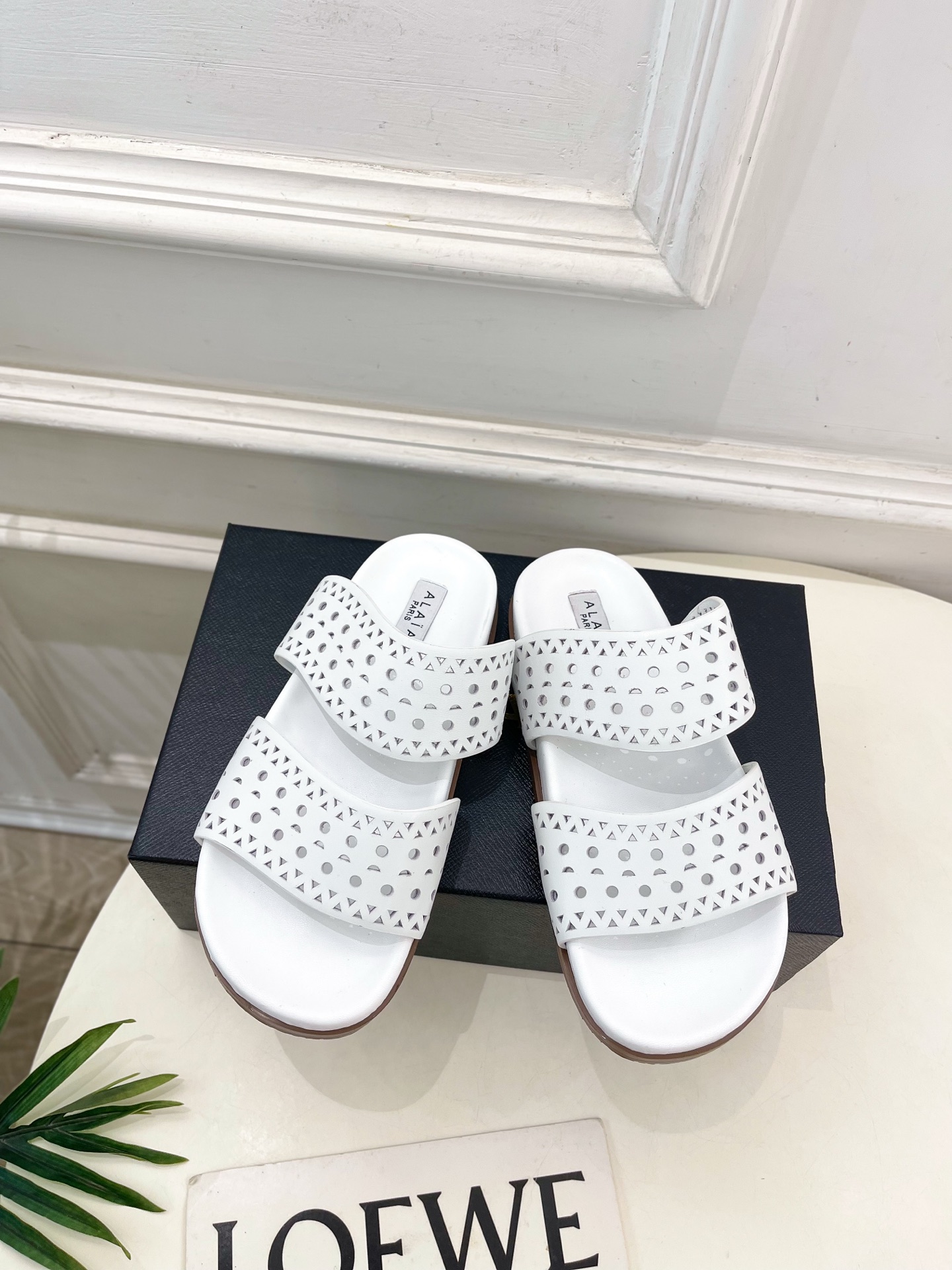 ALAÏA 阿莱亚25SS春夏新品 镂空休闲平底鞋
—————————
Alaïa作为这两年最受欢迎的鬼