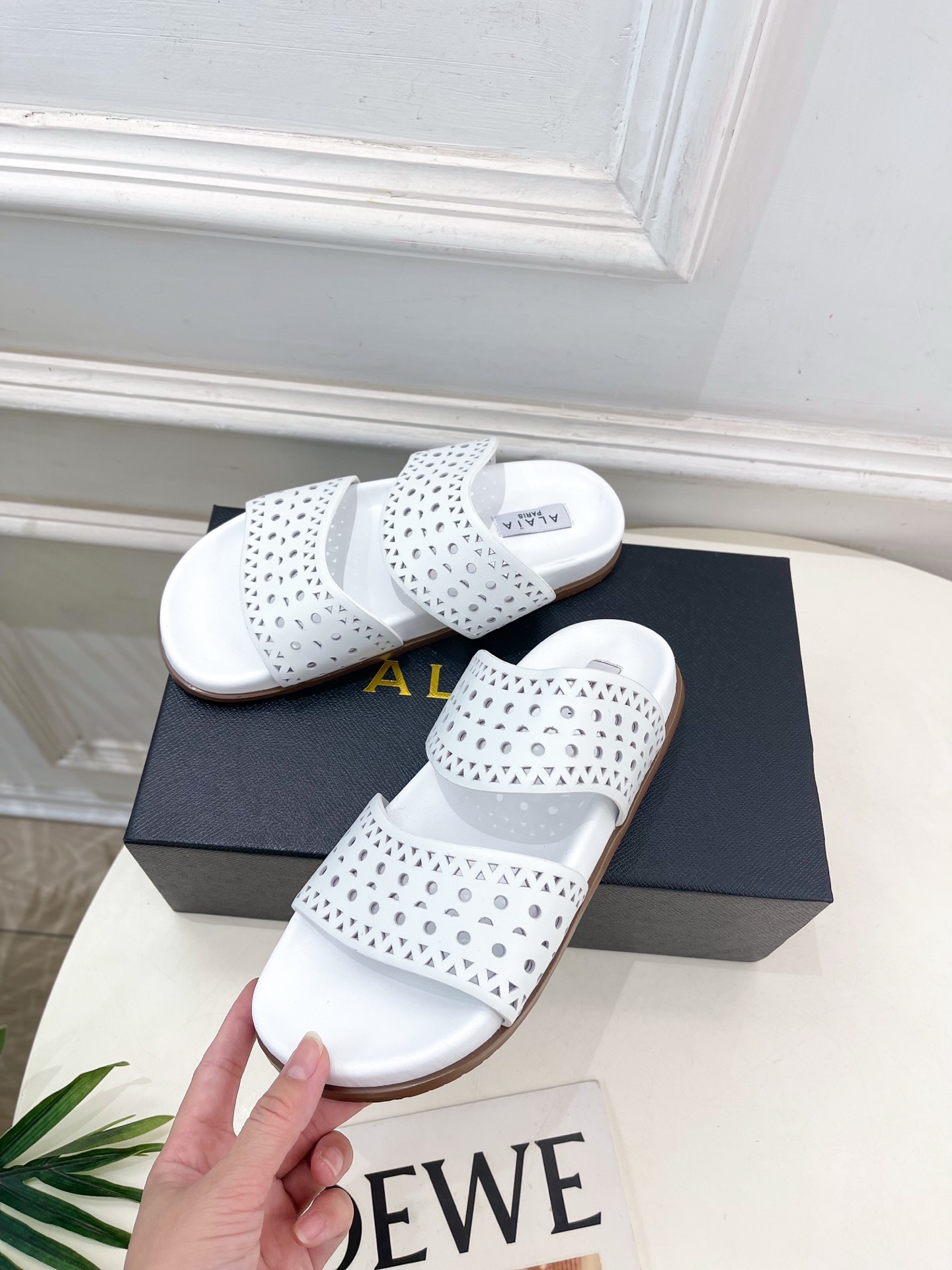 ALAÏA 阿莱亚25SS春夏新品 镂空休闲平底鞋
—————————
Alaïa作为这两年最受欢迎的鬼