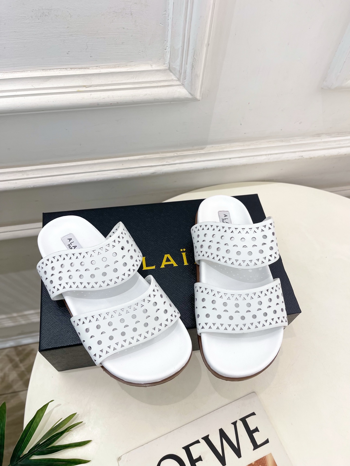 ALAÏA 阿莱亚25SS春夏新品 镂空休闲平底鞋
—————————
Alaïa作为这两年最受欢迎的鬼