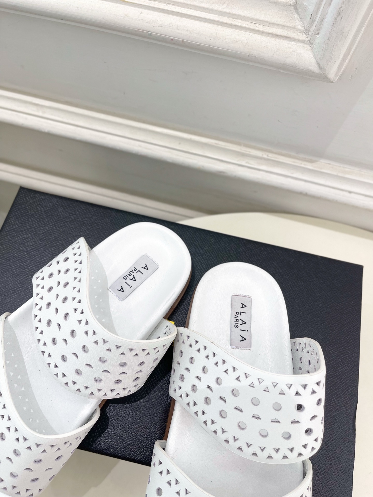 ALAÏA 阿莱亚25SS春夏新品 镂空休闲平底鞋
—————————
Alaïa作为这两年最受欢迎的鬼