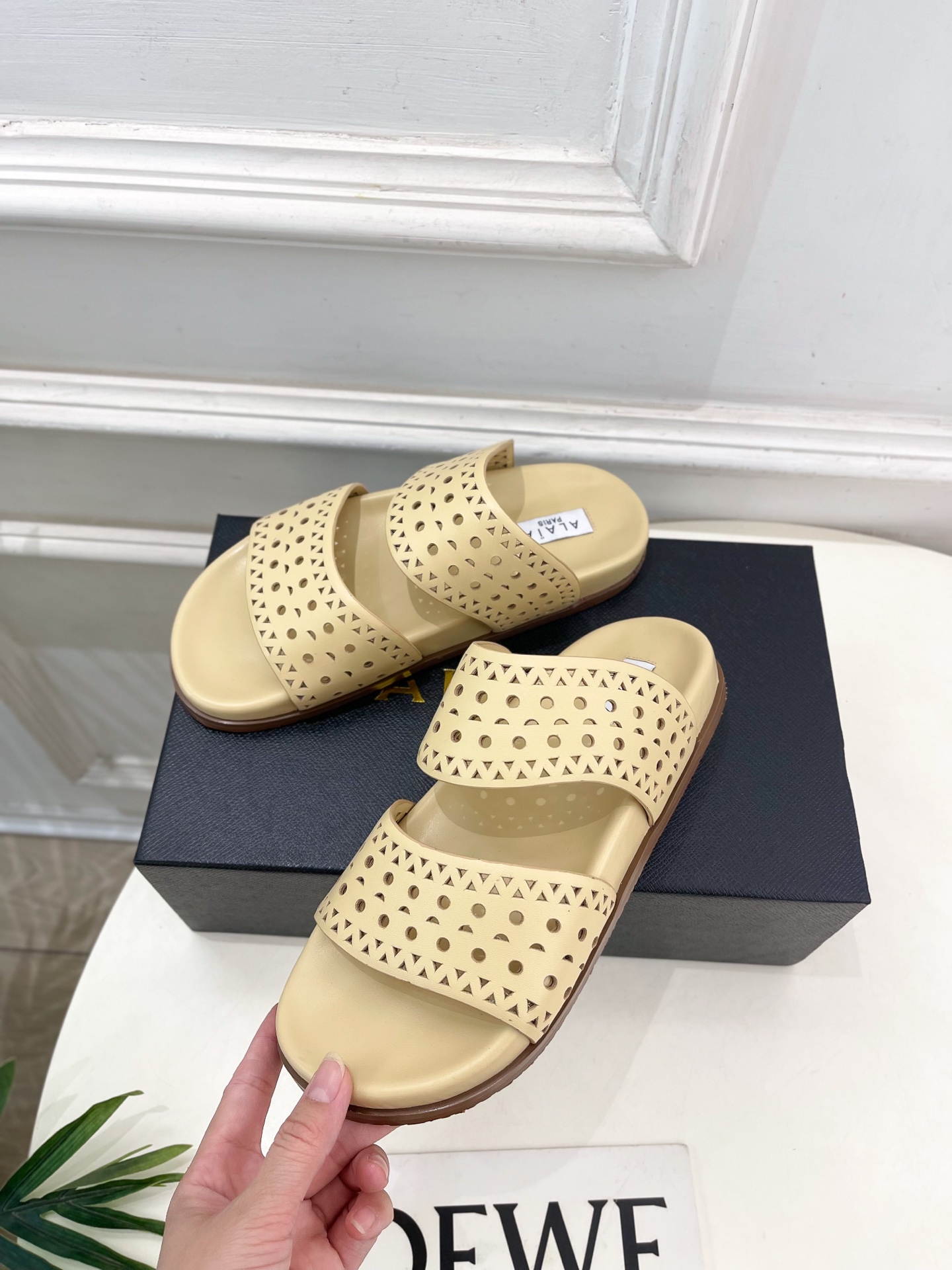 ALAÏA 阿莱亚25SS春夏新品 镂空休闲平底鞋
—————————
Alaïa作为这两年最受欢迎的鬼