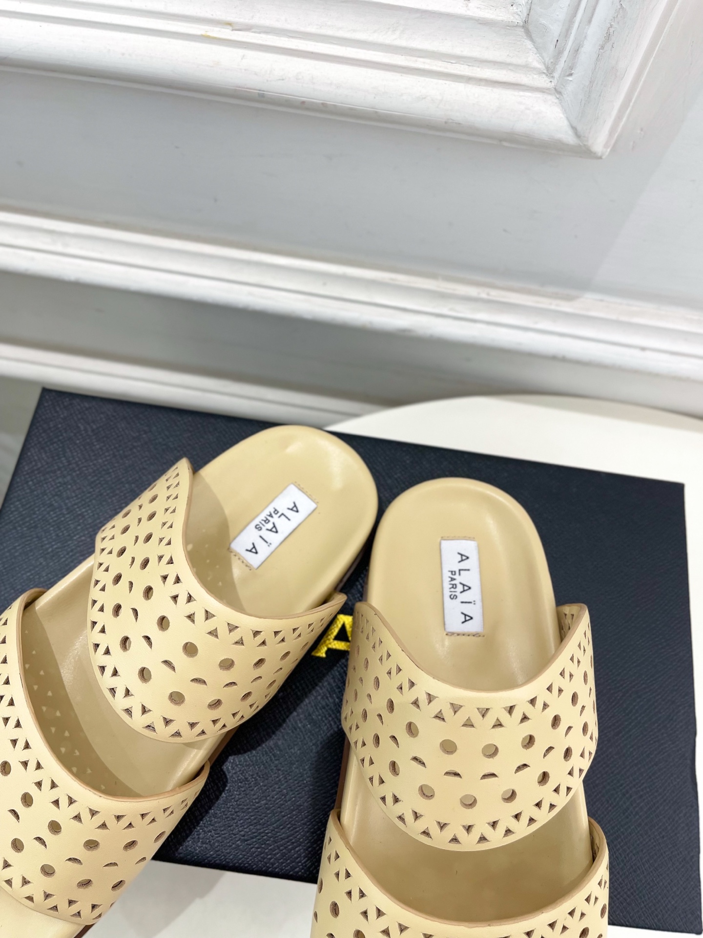 ALAÏA 阿莱亚25SS春夏新品 镂空休闲平底鞋
—————————
Alaïa作为这两年最受欢迎的鬼
