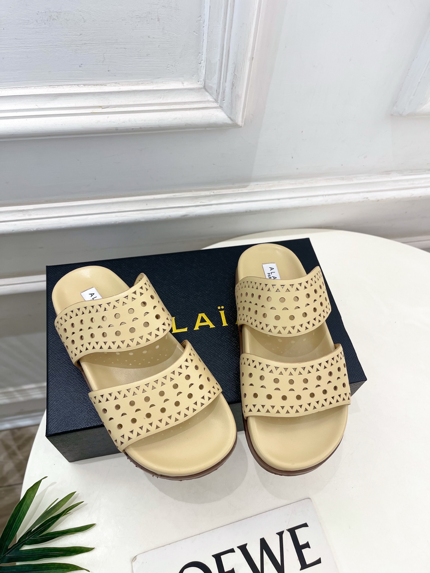 ALAÏA 阿莱亚25SS春夏新品 镂空休闲平底鞋
—————————
Alaïa作为这两年最受欢迎的鬼