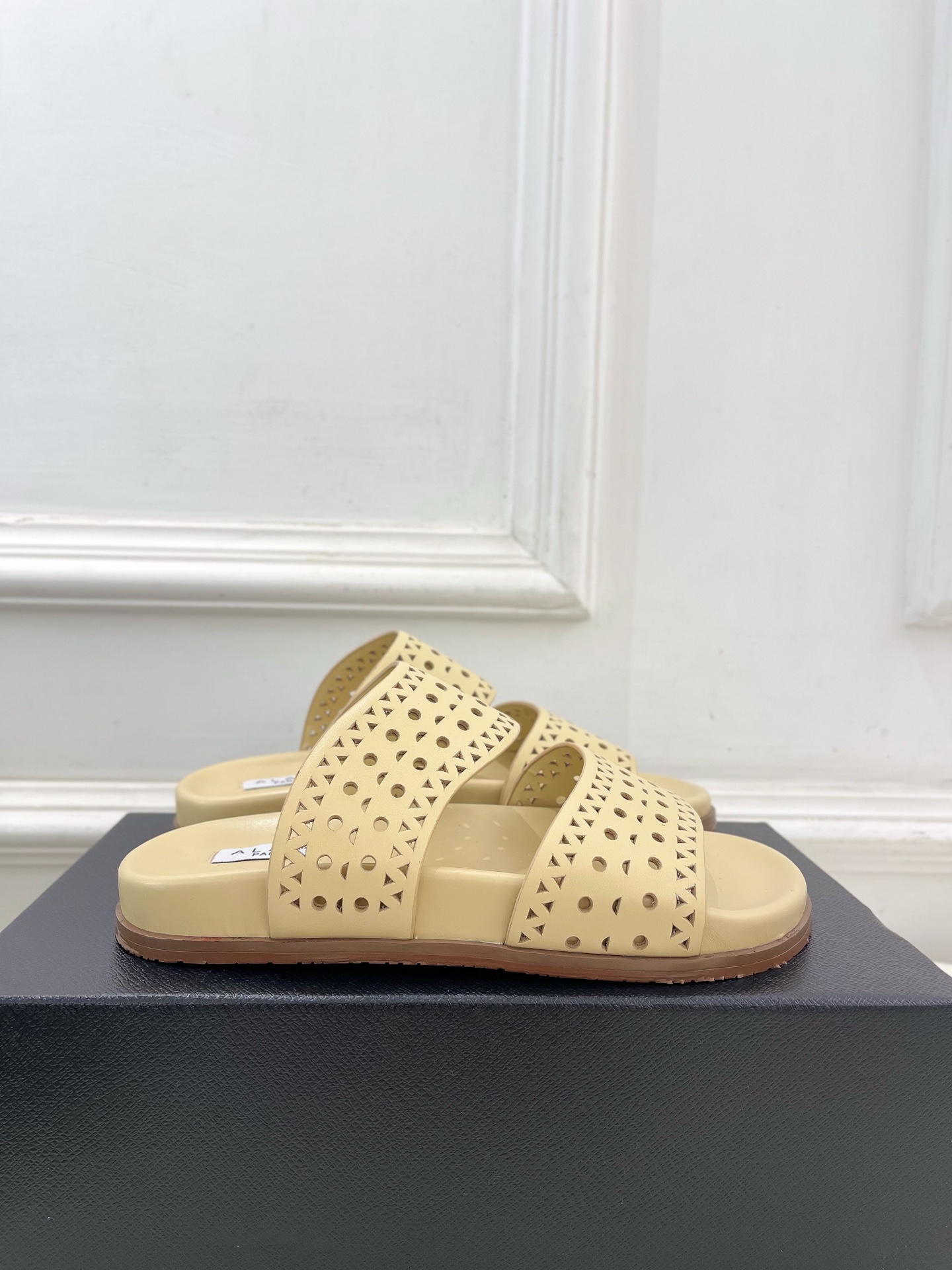 ALAÏA 阿莱亚25SS春夏新品 镂空休闲平底鞋
—————————
Alaïa作为这两年最受欢迎的鬼