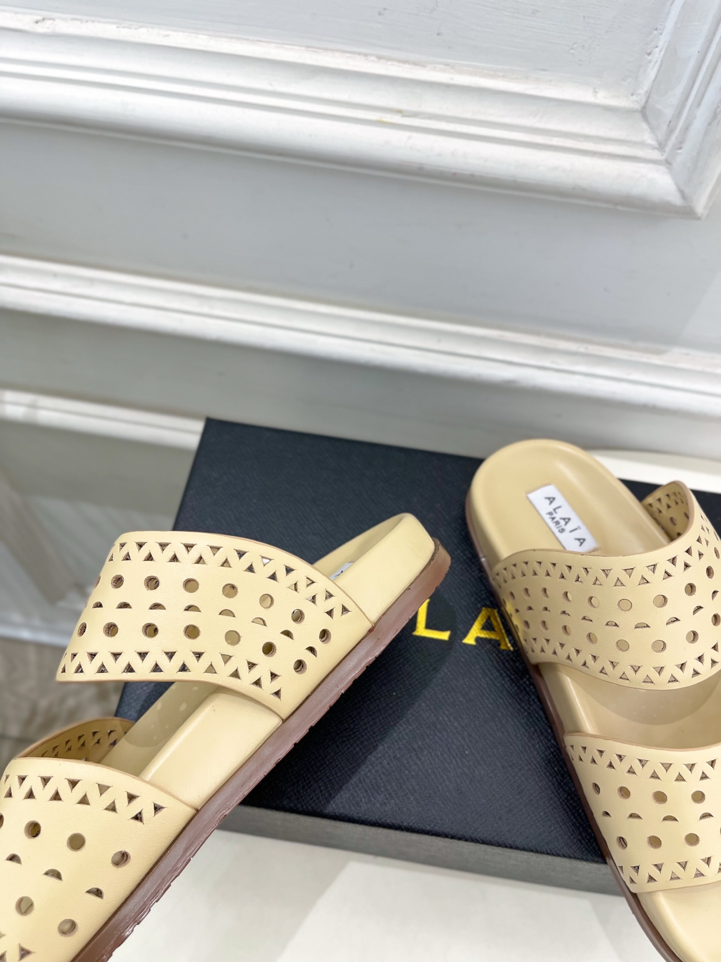 ALAÏA 阿莱亚25SS春夏新品 镂空休闲平底鞋
—————————
Alaïa作为这两年最受欢迎的鬼