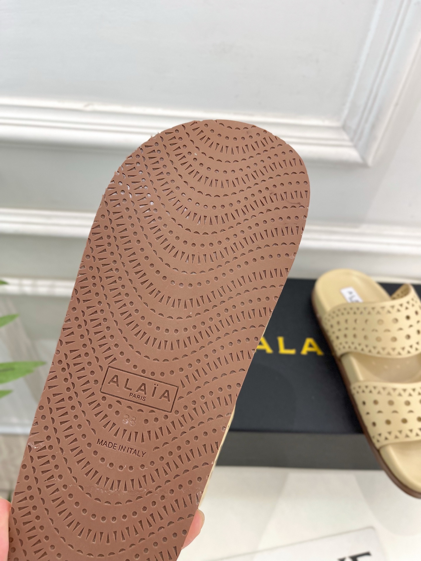 ALAÏA 阿莱亚25SS春夏新品 镂空休闲平底鞋
—————————
Alaïa作为这两年最受欢迎的鬼