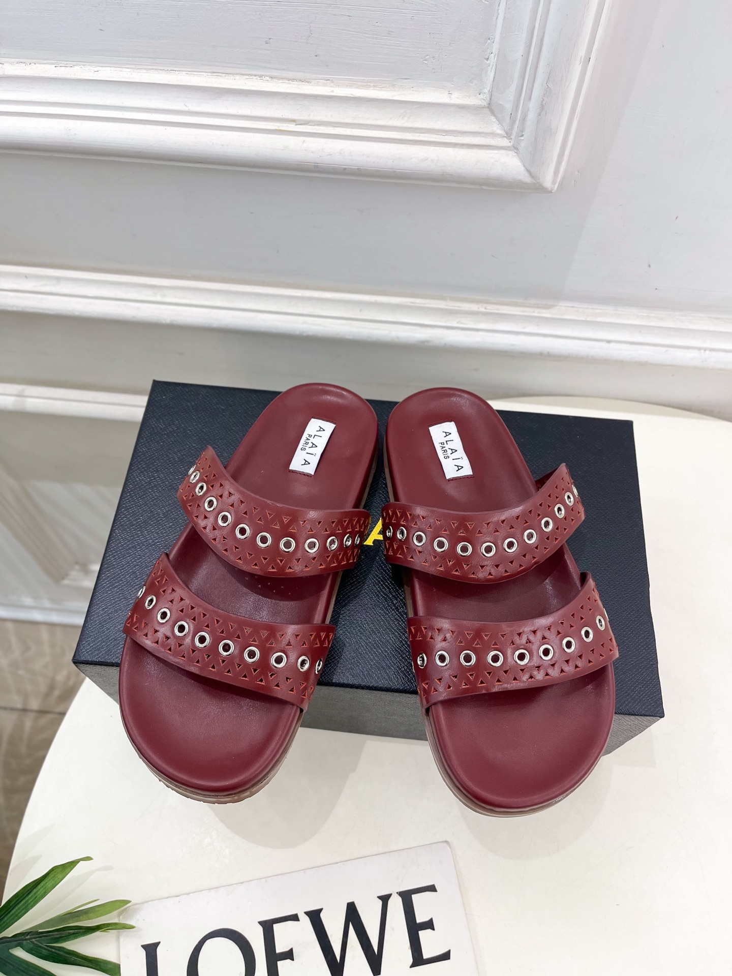 ALAÏA 阿莱亚25SS春夏新品 镂空鸡眼休闲平底鞋
—————————
Alaïa作为这两年最受欢迎