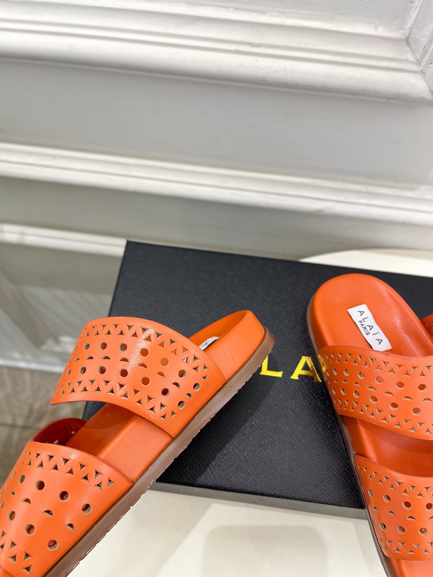 ALAÏA 阿莱亚25SS春夏新品 镂空休闲平底鞋
—————————
Alaïa作为这两年最受欢迎的鬼