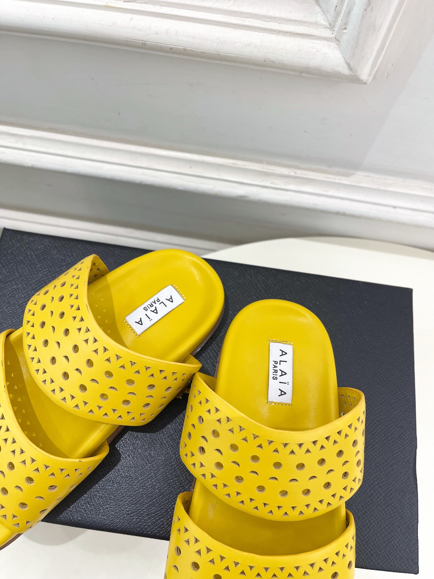 ALAÏA 阿莱亚25SS春夏新品 镂空休闲平底鞋
—————————
Alaïa作为这两年最受欢迎的鬼