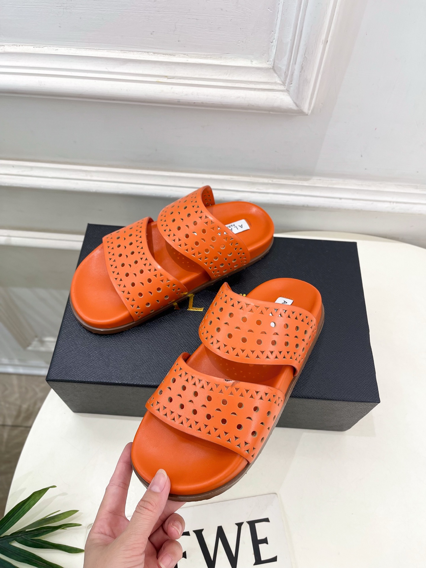 ALAÏA 阿莱亚25SS春夏新品 镂空休闲平底鞋
—————————
Alaïa作为这两年最受欢迎的鬼