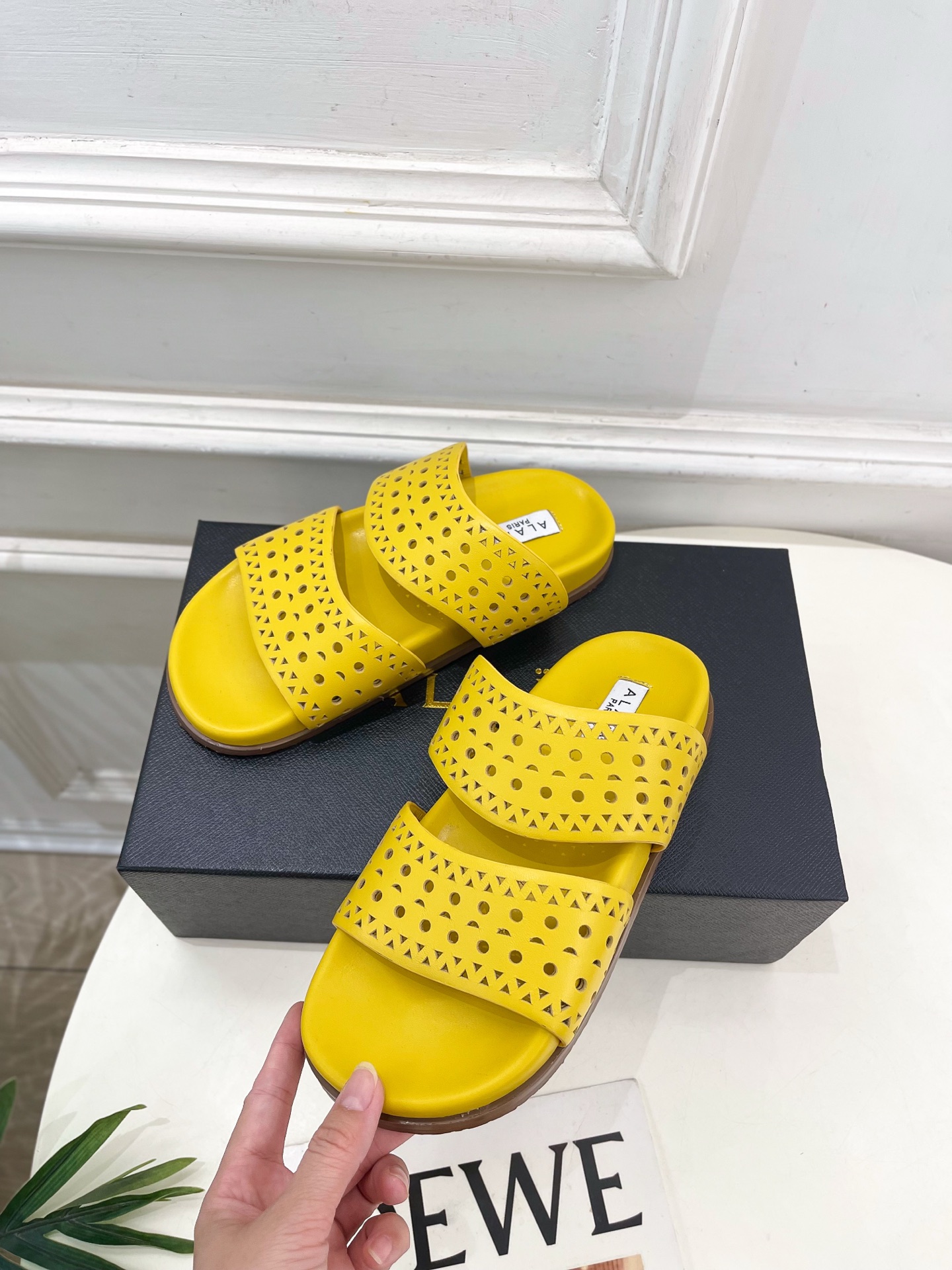ALAÏA 阿莱亚25SS春夏新品 镂空休闲平底鞋
—————————
Alaïa作为这两年最受欢迎的鬼