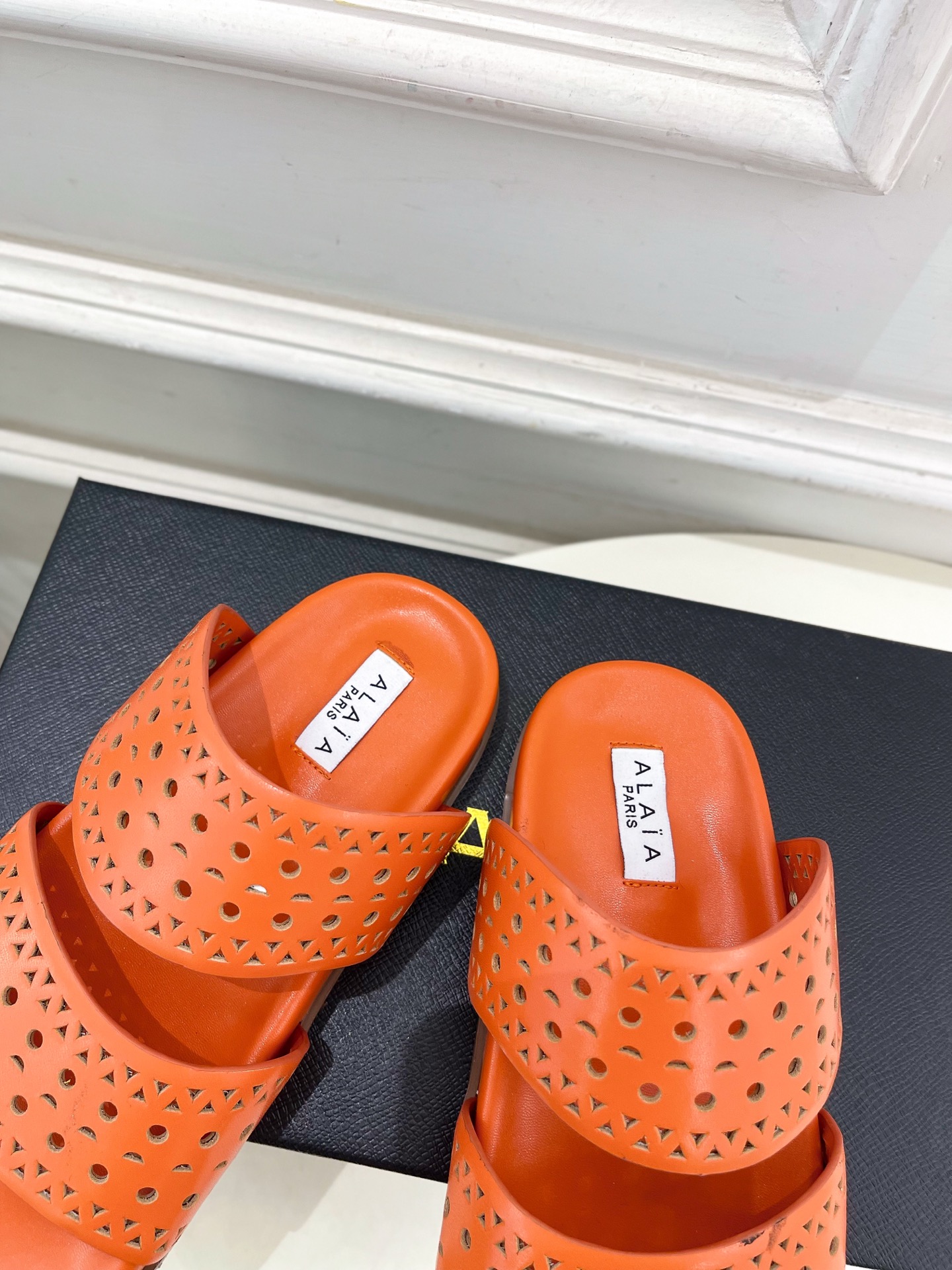 ALAÏA 阿莱亚25SS春夏新品 镂空休闲平底鞋
—————————
Alaïa作为这两年最受欢迎的鬼