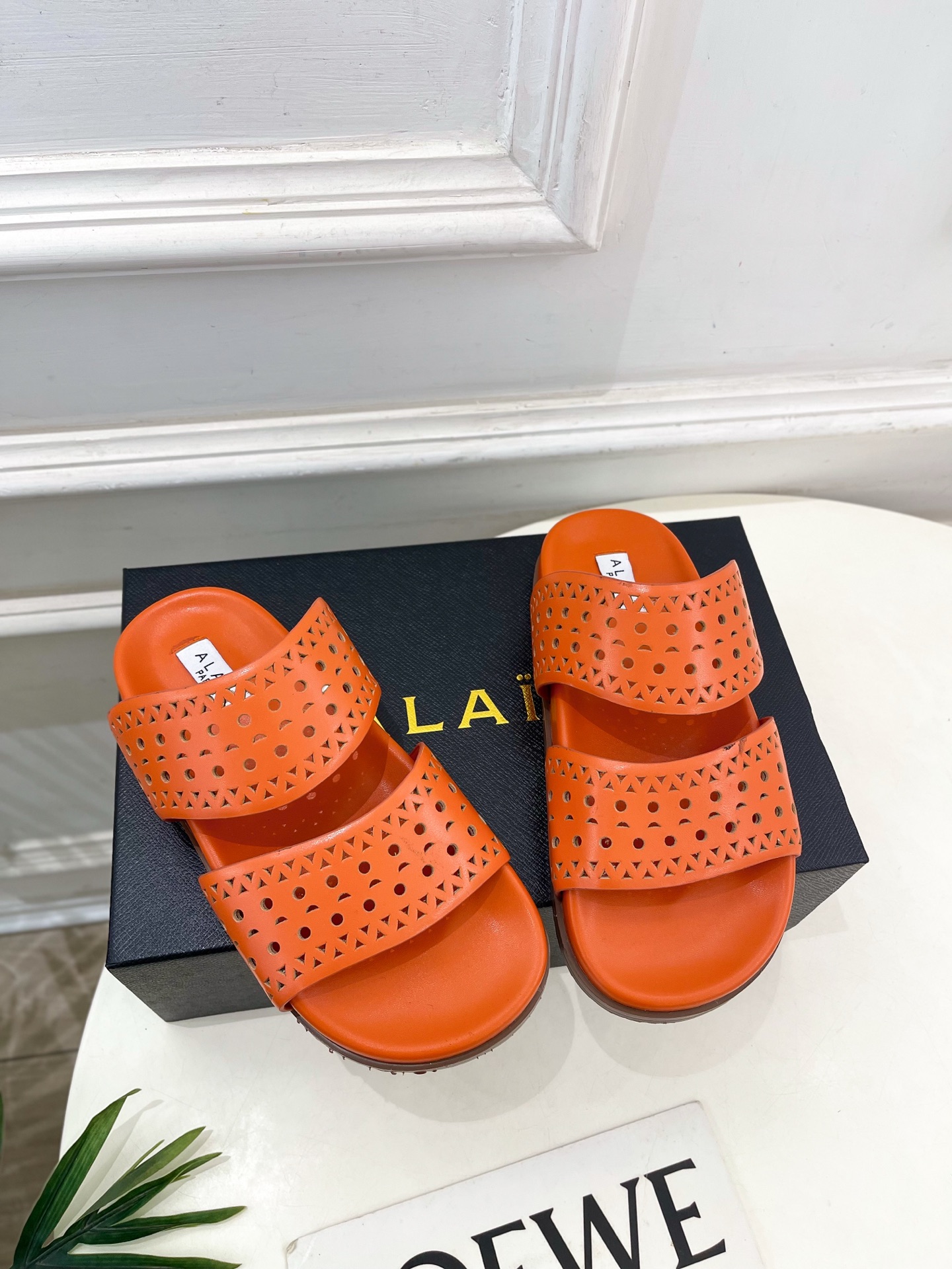 ALAÏA 阿莱亚25SS春夏新品 镂空休闲平底鞋
—————————
Alaïa作为这两年最受欢迎的鬼