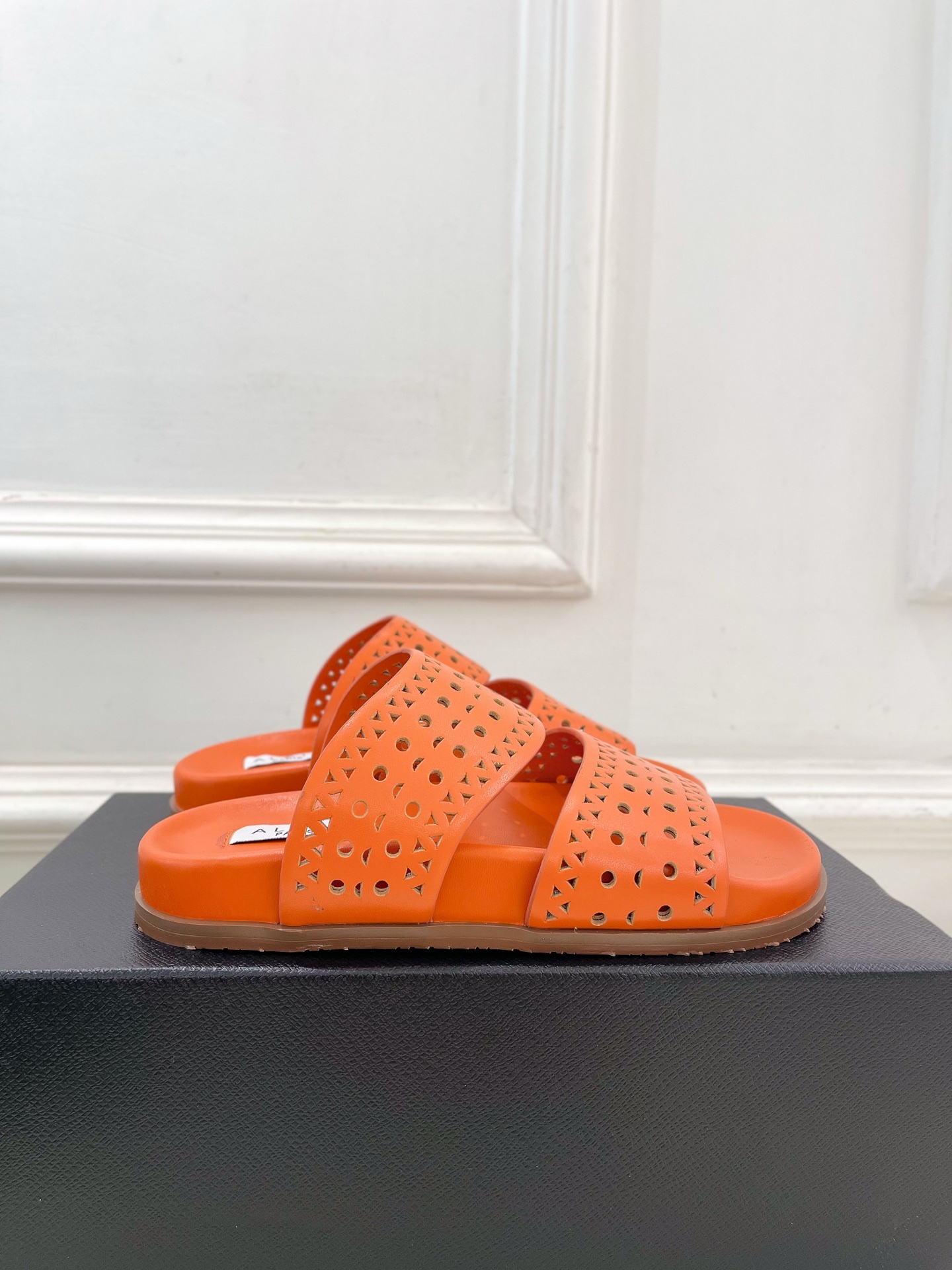 ALAÏA 阿莱亚25SS春夏新品 镂空休闲平底鞋
—————————
Alaïa作为这两年最受欢迎的鬼