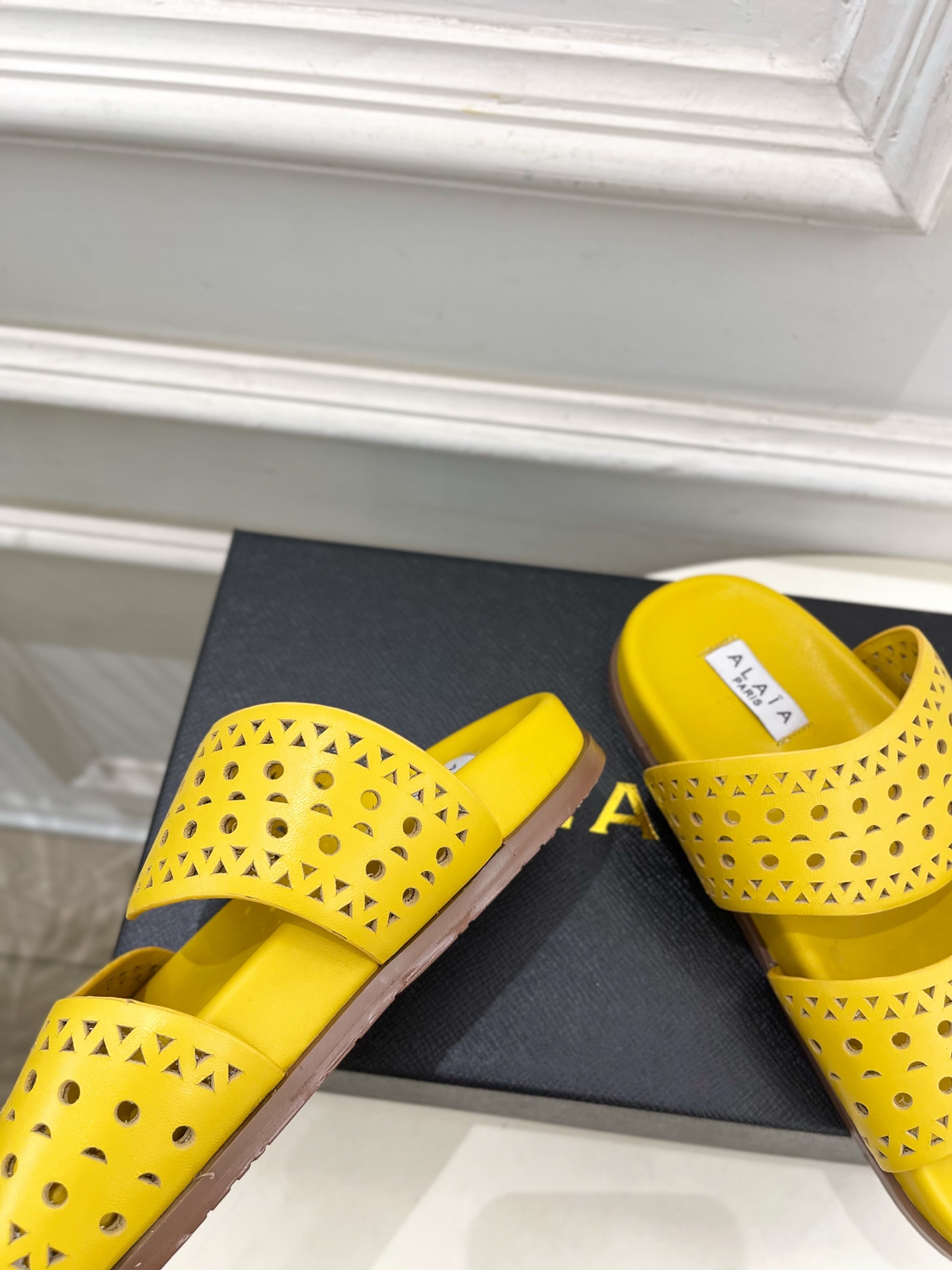 ALAÏA 阿莱亚25SS春夏新品 镂空休闲平底鞋
—————————
Alaïa作为这两年最受欢迎的鬼