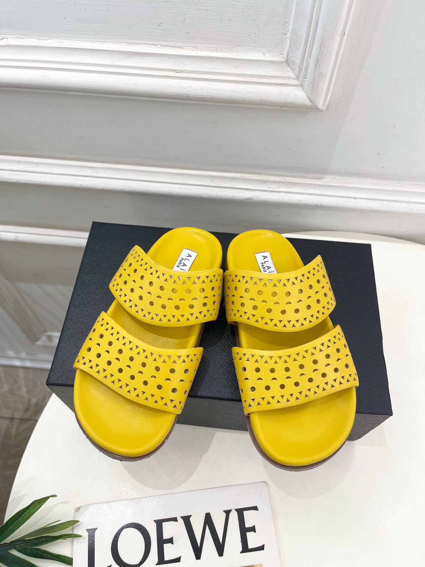 ALAÏA 阿莱亚25SS春夏新品 镂空休闲平底鞋
—————————
Alaïa作为这两年最受欢迎的鬼