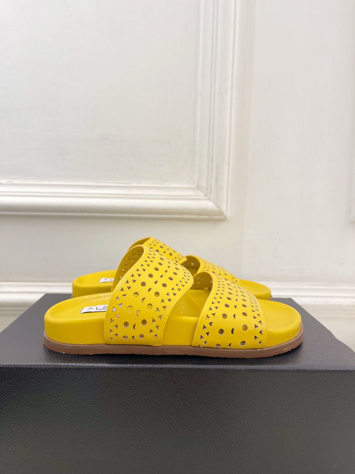 ALAÏA 阿莱亚25SS春夏新品 镂空休闲平底鞋
—————————
Alaïa作为这两年最受欢迎的鬼