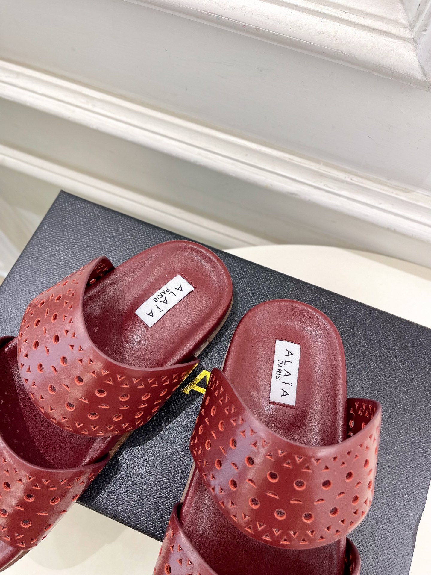 ALAÏA 阿莱亚25SS春夏新品 镂空休闲平底鞋
—————————
Alaïa作为这两年最受欢迎的鬼