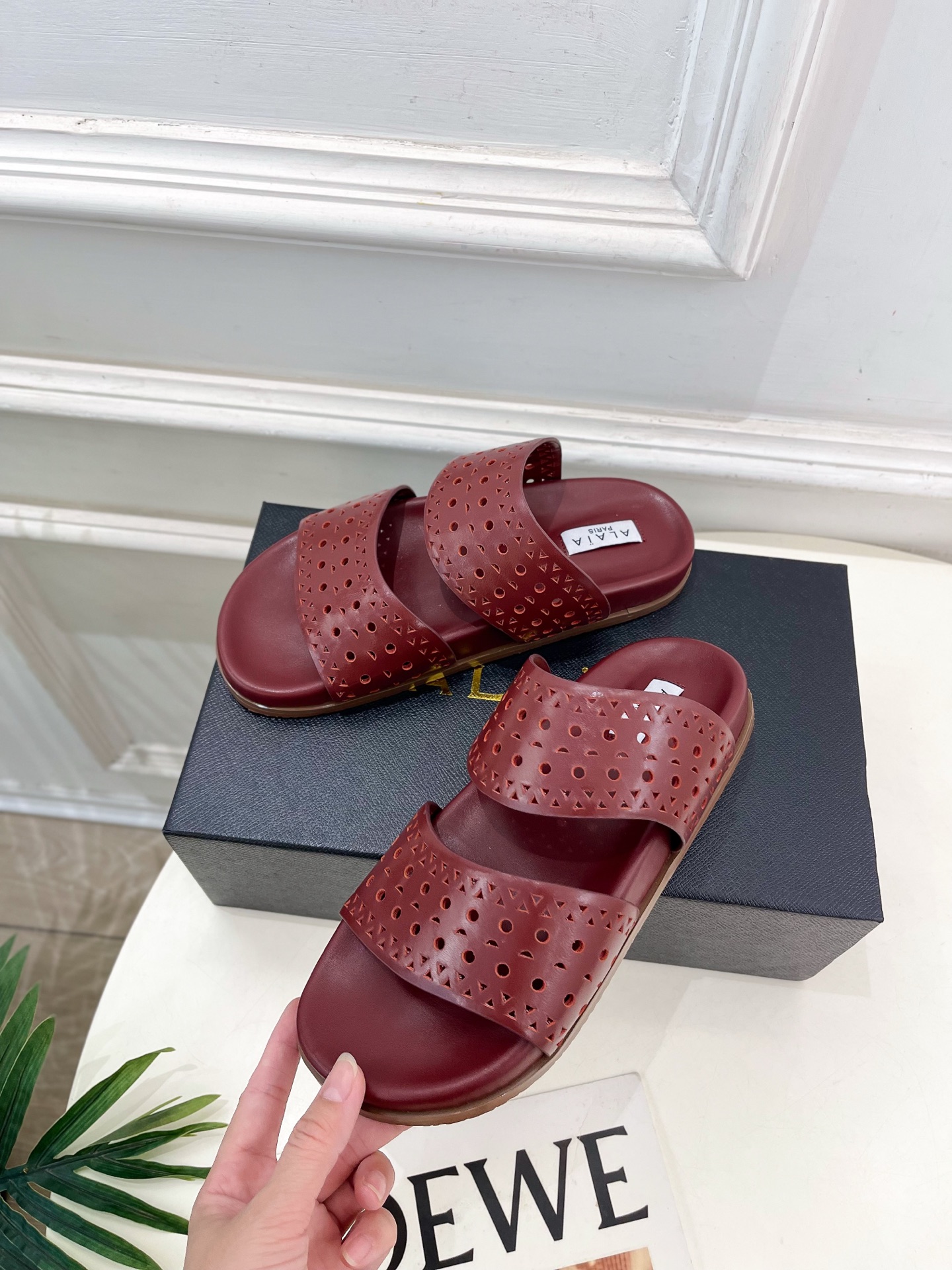 ALAÏA 阿莱亚25SS春夏新品 镂空休闲平底鞋
—————————
Alaïa作为这两年最受欢迎的鬼