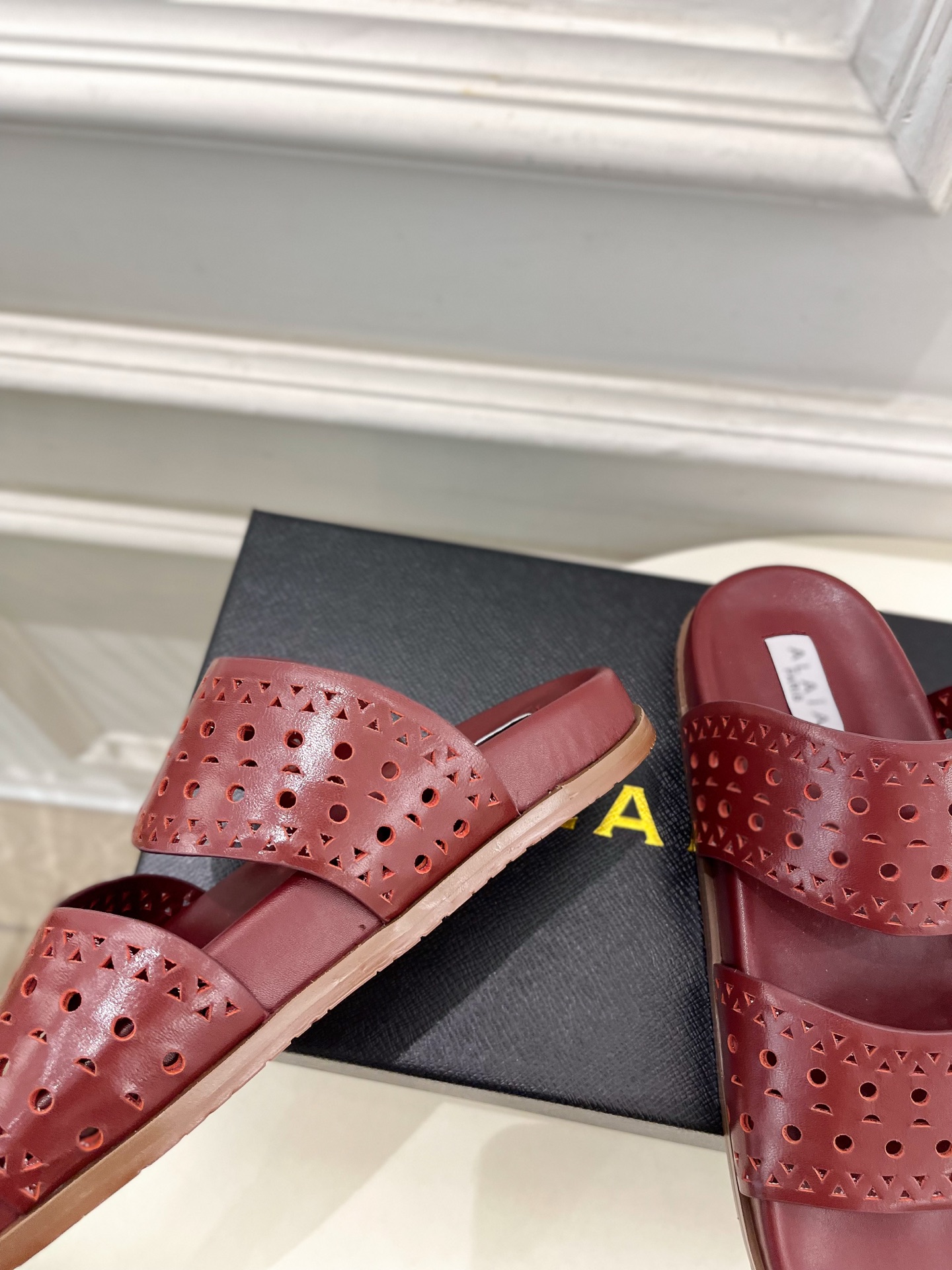 ALAÏA 阿莱亚25SS春夏新品 镂空休闲平底鞋
—————————
Alaïa作为这两年最受欢迎的鬼