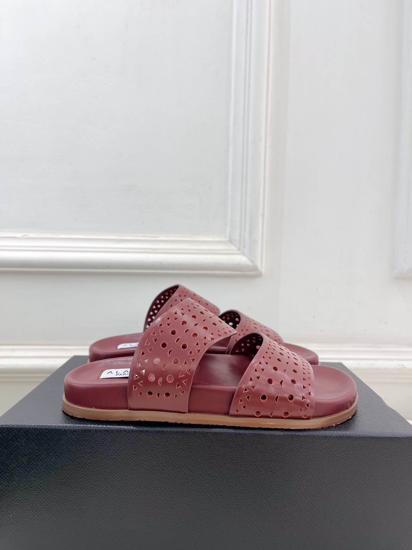 ALAÏA 阿莱亚25SS春夏新品 镂空休闲平底鞋
—————————
Alaïa作为这两年最受欢迎的鬼
