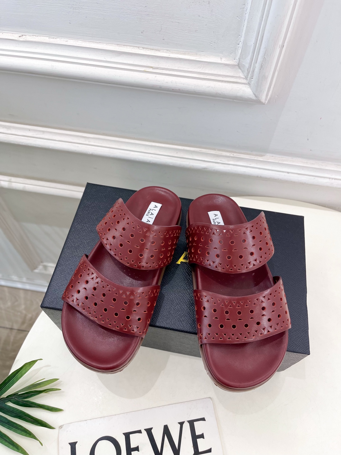 ALAÏA 阿莱亚25SS春夏新品 镂空休闲平底鞋
—————————
Alaïa作为这两年最受欢迎的鬼