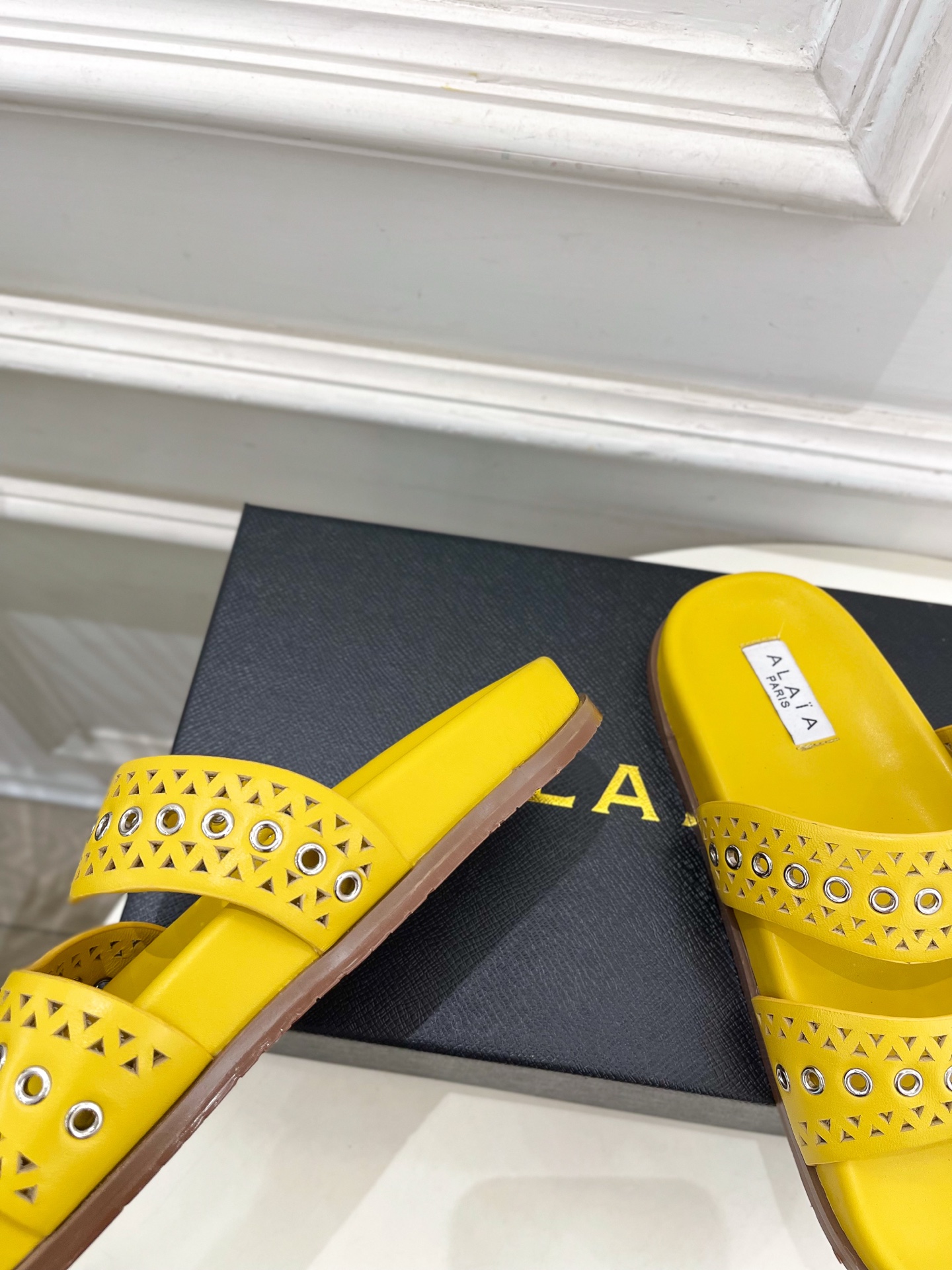 ALAÏA 阿莱亚25SS春夏新品 镂空鸡眼休闲平底鞋
—————————
Alaïa作为这两年最受欢迎