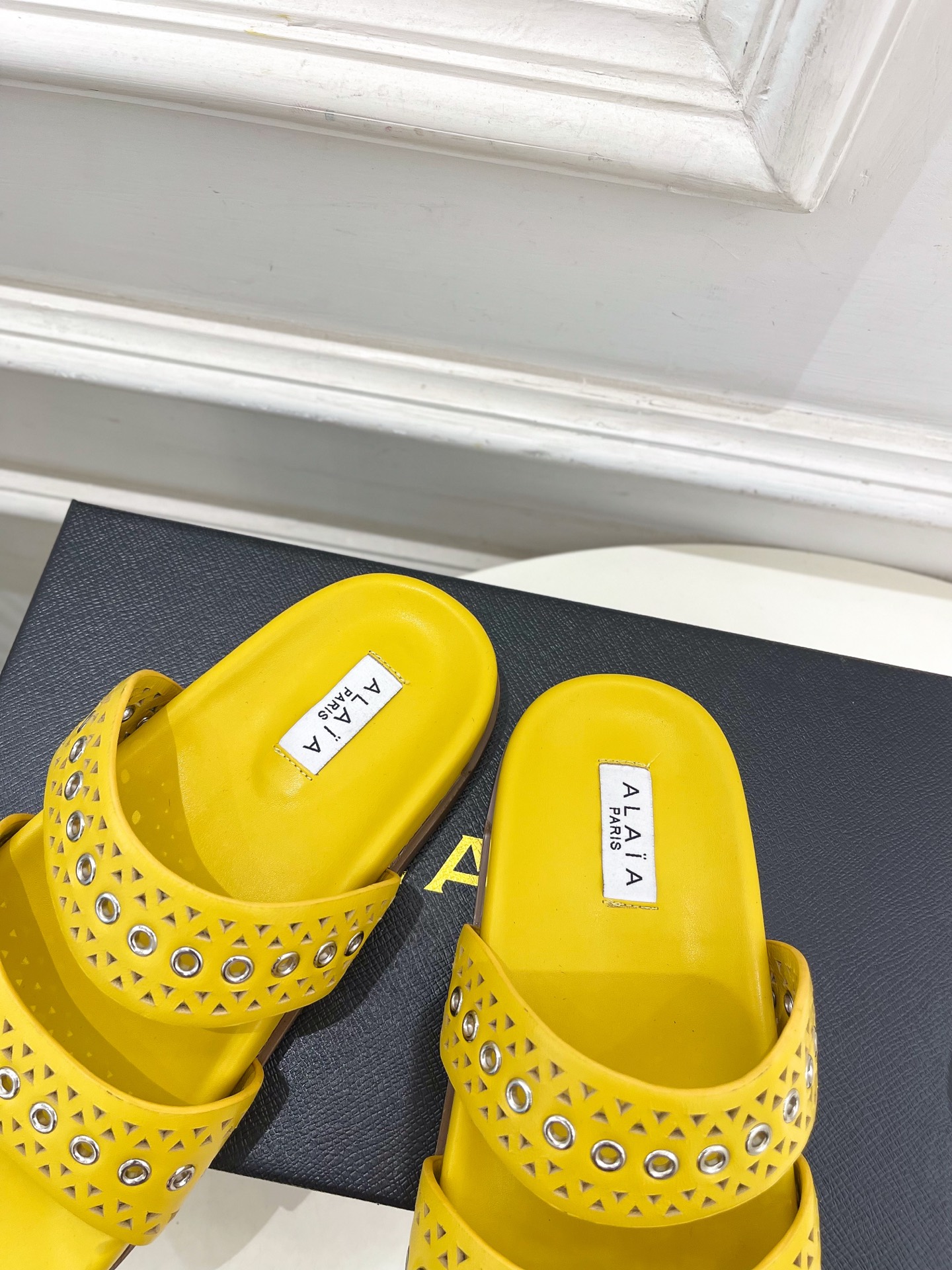 ALAÏA 阿莱亚25SS春夏新品 镂空鸡眼休闲平底鞋
—————————
Alaïa作为这两年最受欢迎
