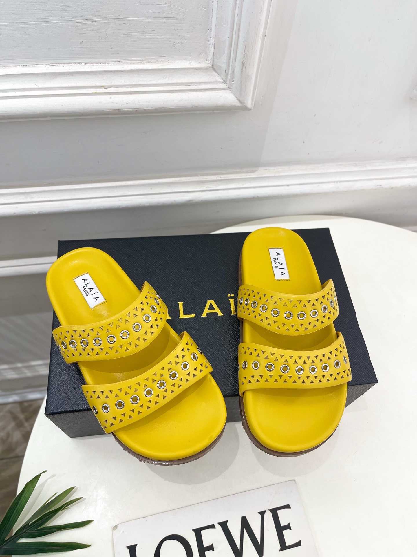ALAÏA 阿莱亚25SS春夏新品 镂空鸡眼休闲平底鞋
—————————
Alaïa作为这两年最受欢迎