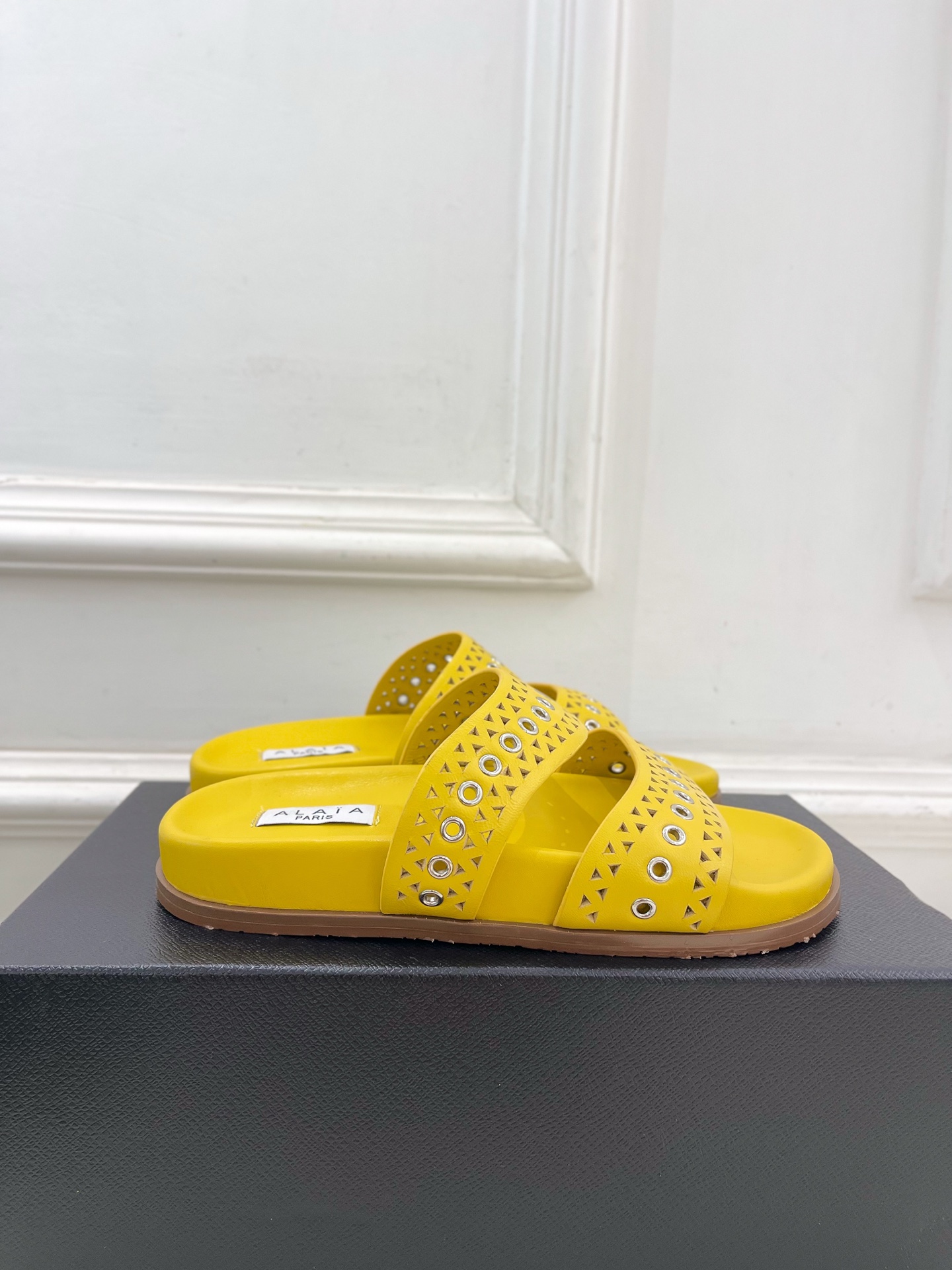 ALAÏA 阿莱亚25SS春夏新品 镂空鸡眼休闲平底鞋
—————————
Alaïa作为这两年最受欢迎
