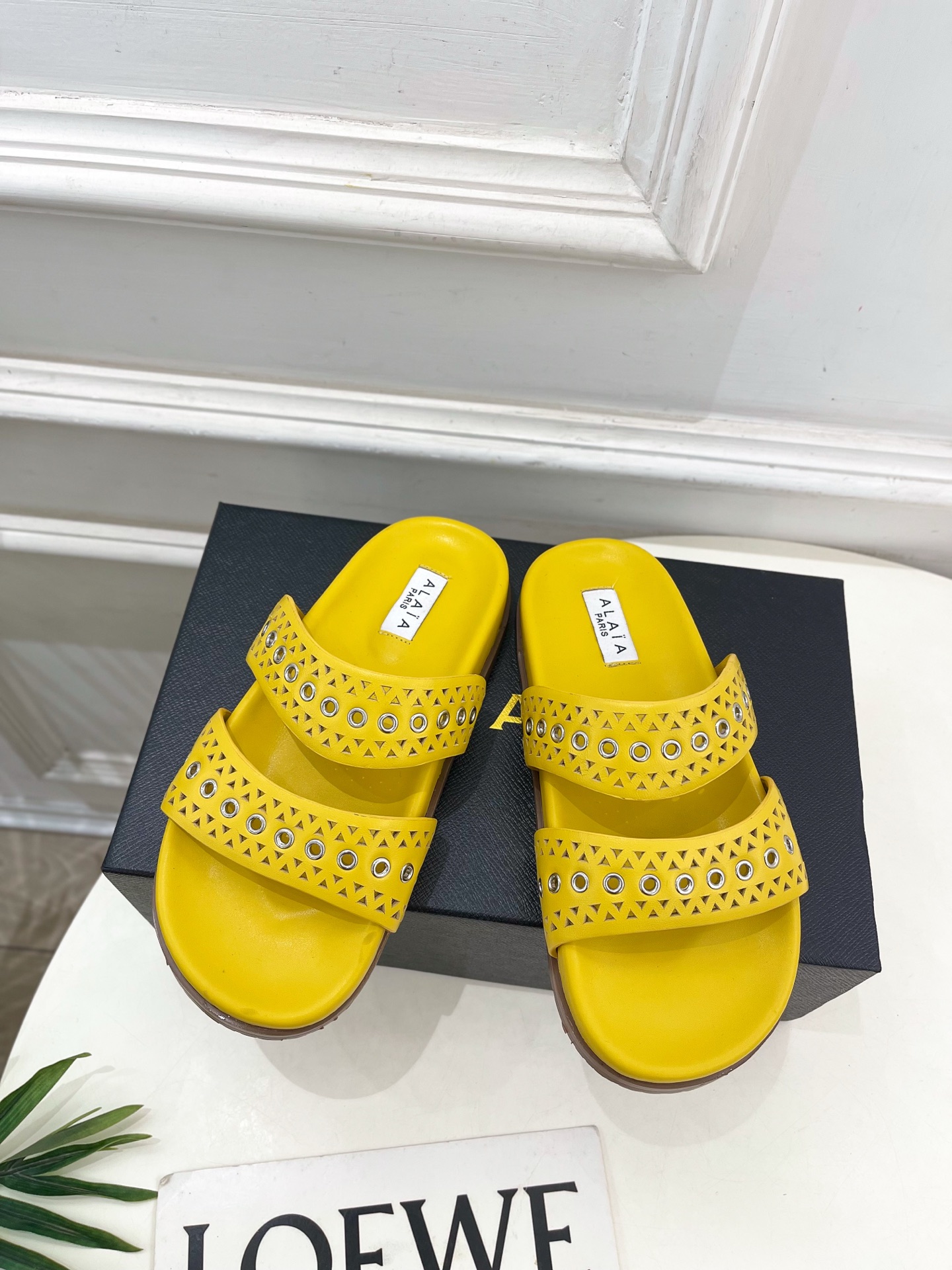 ALAÏA 阿莱亚25SS春夏新品 镂空鸡眼休闲平底鞋
—————————
Alaïa作为这两年最受欢迎
