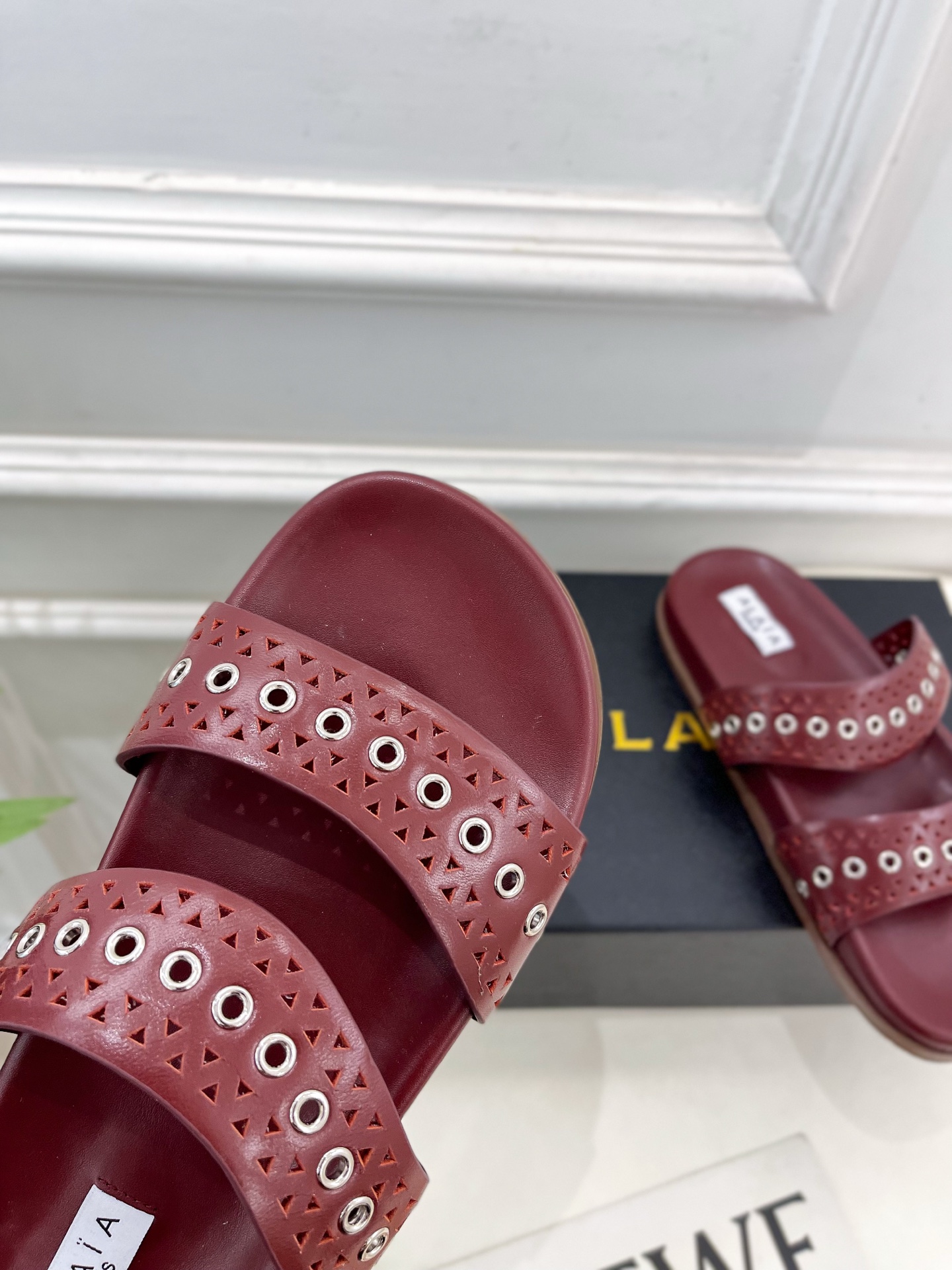 ALAÏA 阿莱亚25SS春夏新品 镂空鸡眼休闲平底鞋
—————————
Alaïa作为这两年最受欢迎