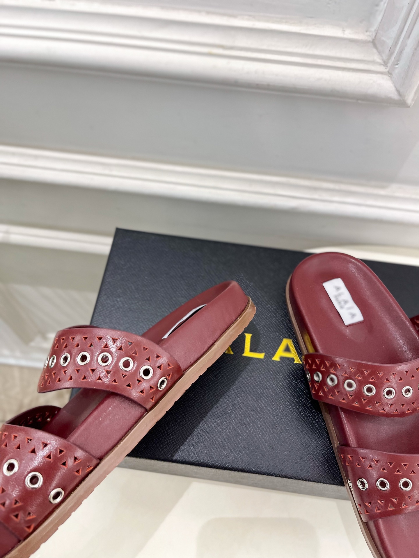 ALAÏA 阿莱亚25SS春夏新品 镂空鸡眼休闲平底鞋
—————————
Alaïa作为这两年最受欢迎