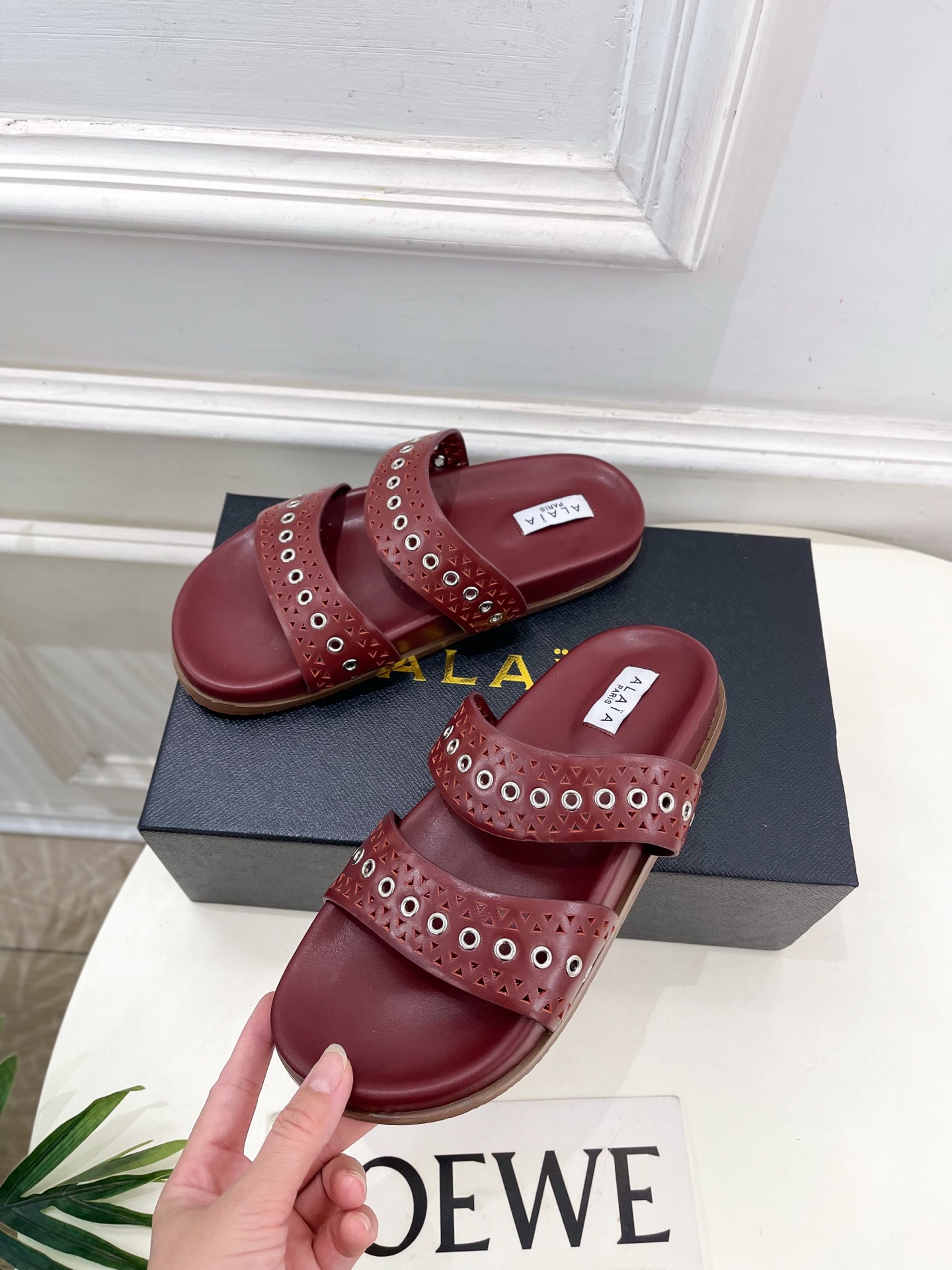 ALAÏA 阿莱亚25SS春夏新品 镂空鸡眼休闲平底鞋
—————————
Alaïa作为这两年最受欢迎