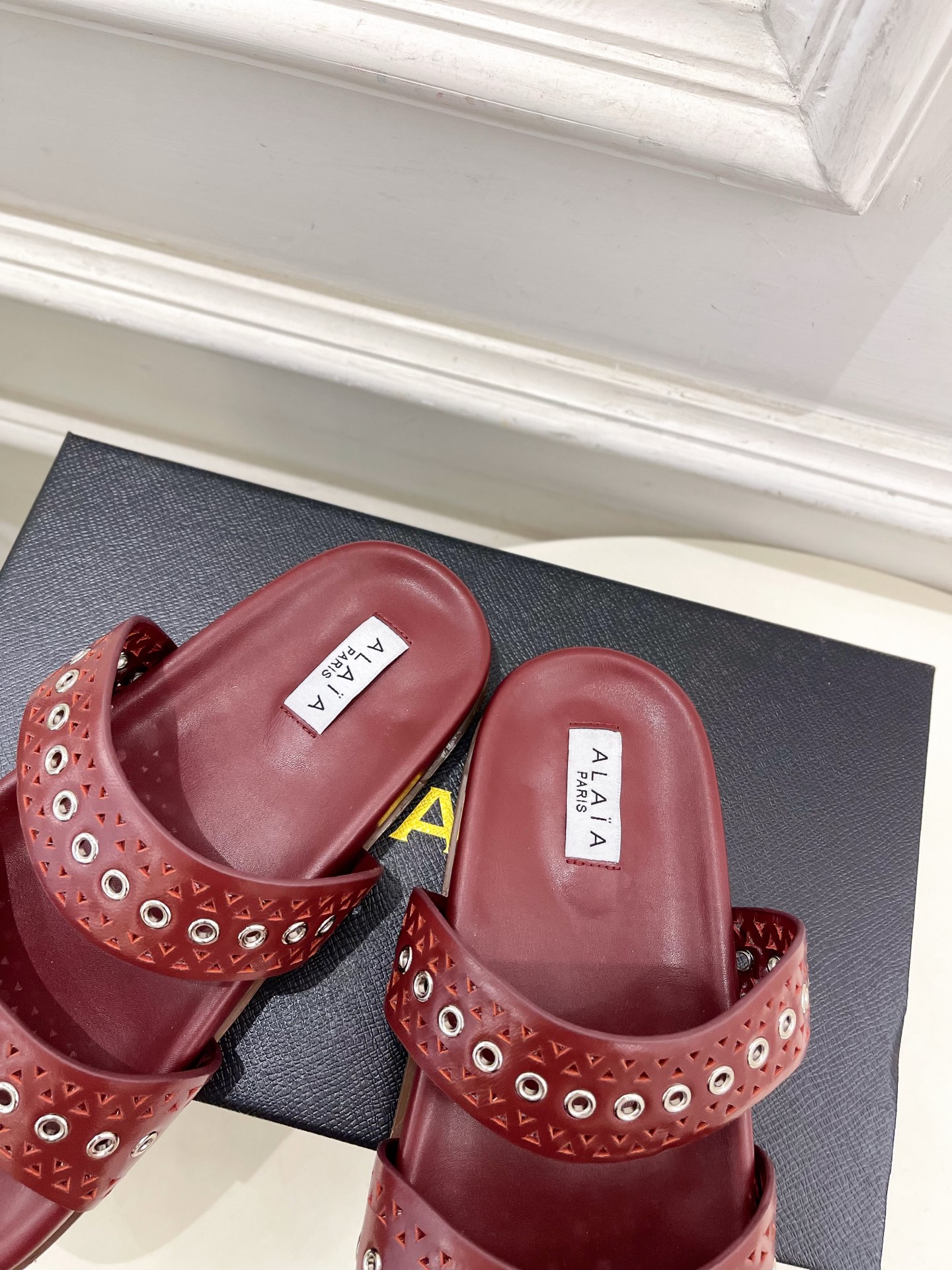 ALAÏA 阿莱亚25SS春夏新品 镂空鸡眼休闲平底鞋
—————————
Alaïa作为这两年最受欢迎