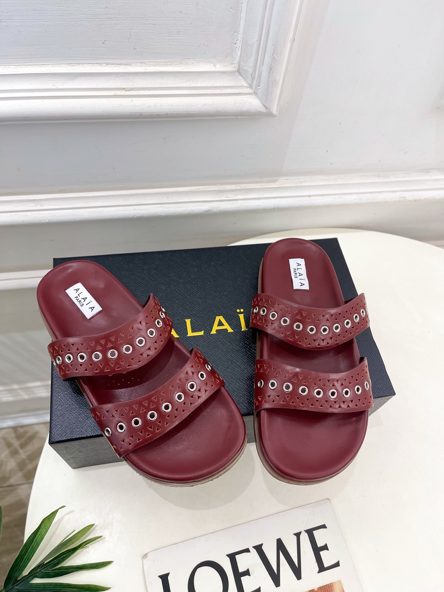 ALAÏA 阿莱亚25SS春夏新品 镂空鸡眼休闲平底鞋
—————————
Alaïa作为这两年最受欢迎