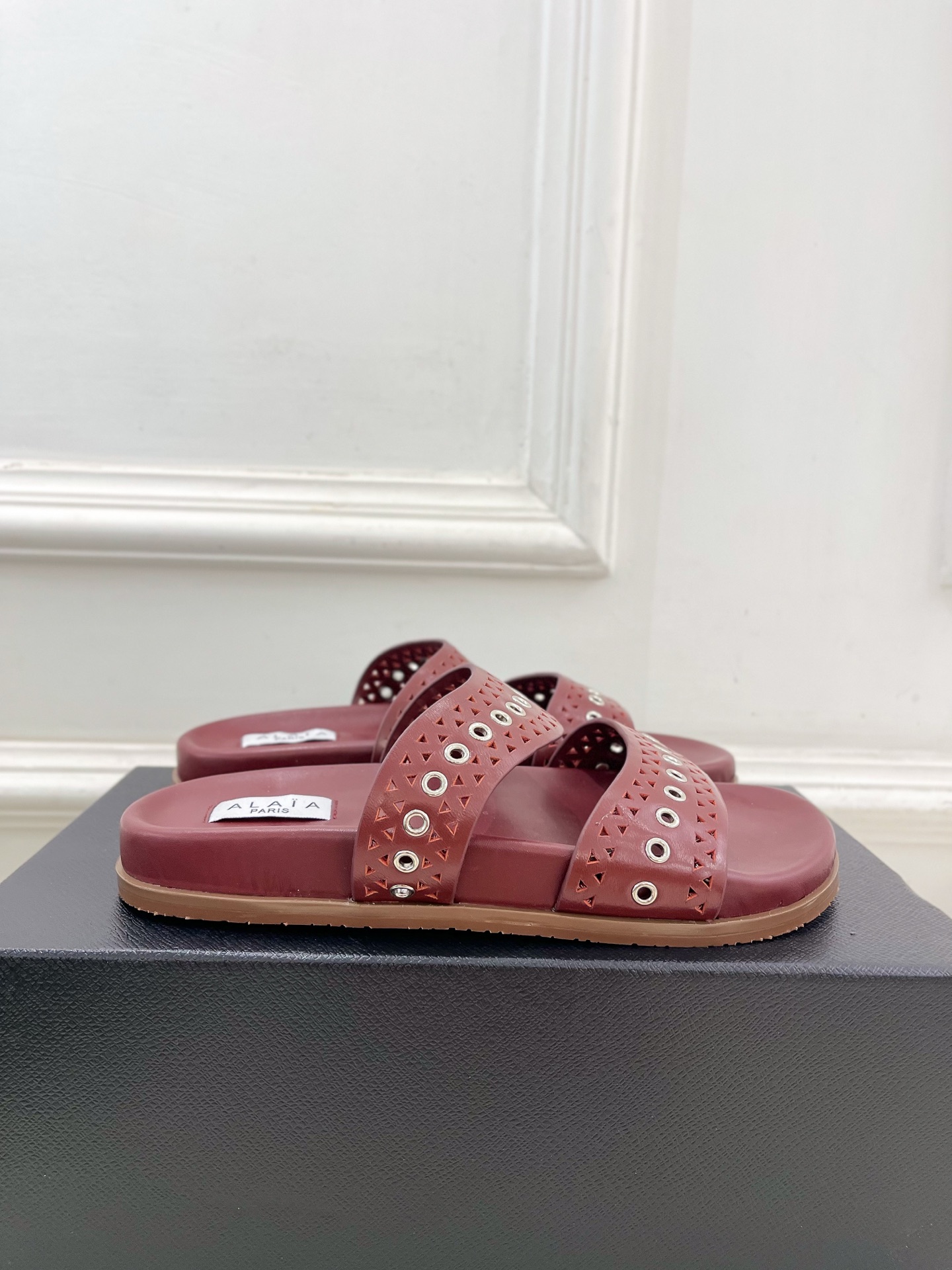ALAÏA 阿莱亚25SS春夏新品 镂空鸡眼休闲平底鞋
—————————
Alaïa作为这两年最受欢迎